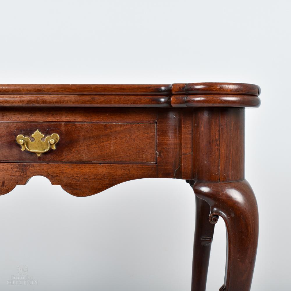 George II Irish Mahogany Fold-Out Card Table, Circa 1780 In Good Condition For Sale In Lincoln, GB