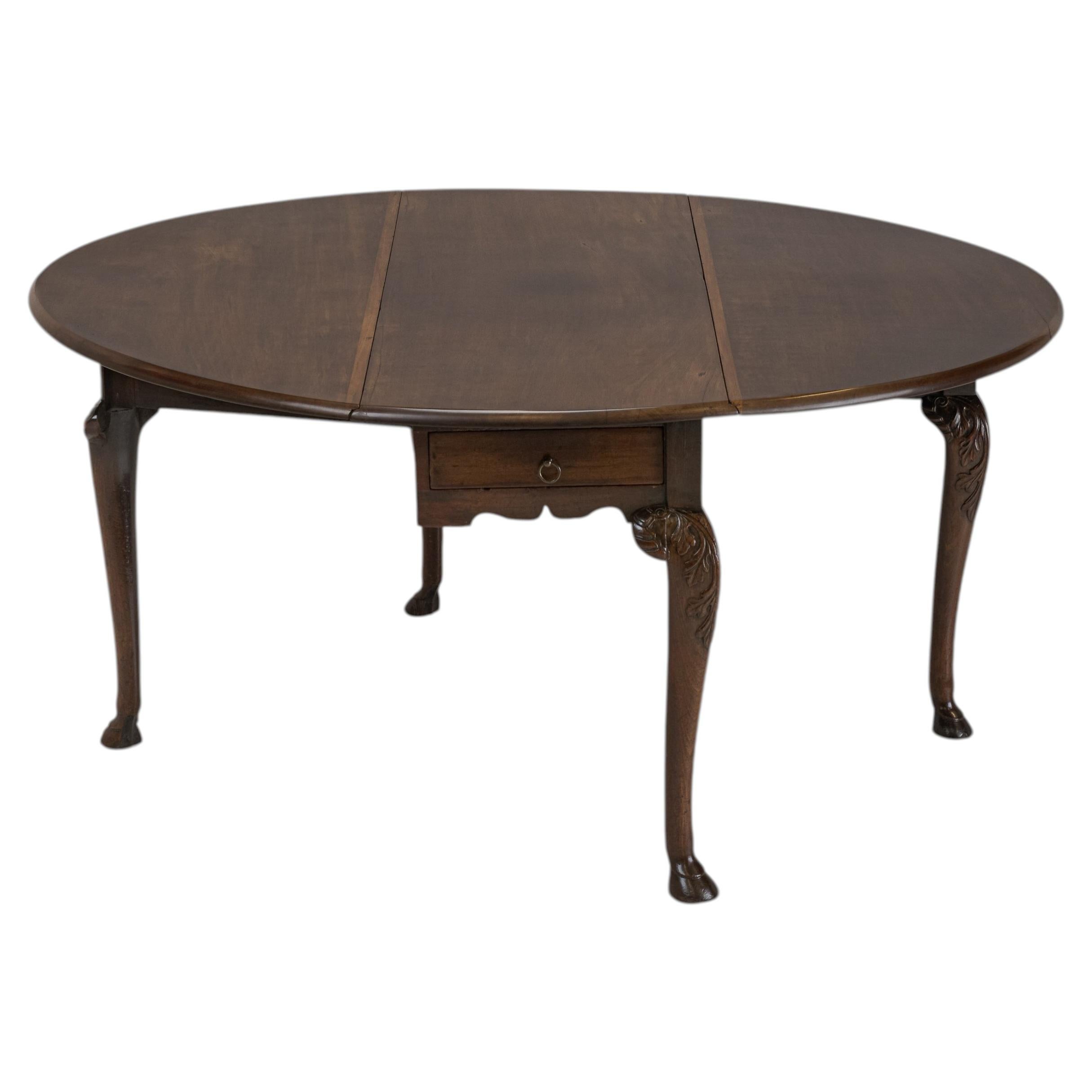 Ovaler Esstisch mit geschnitzten Beinen aus irischem Mahagoni von George II, um 1750