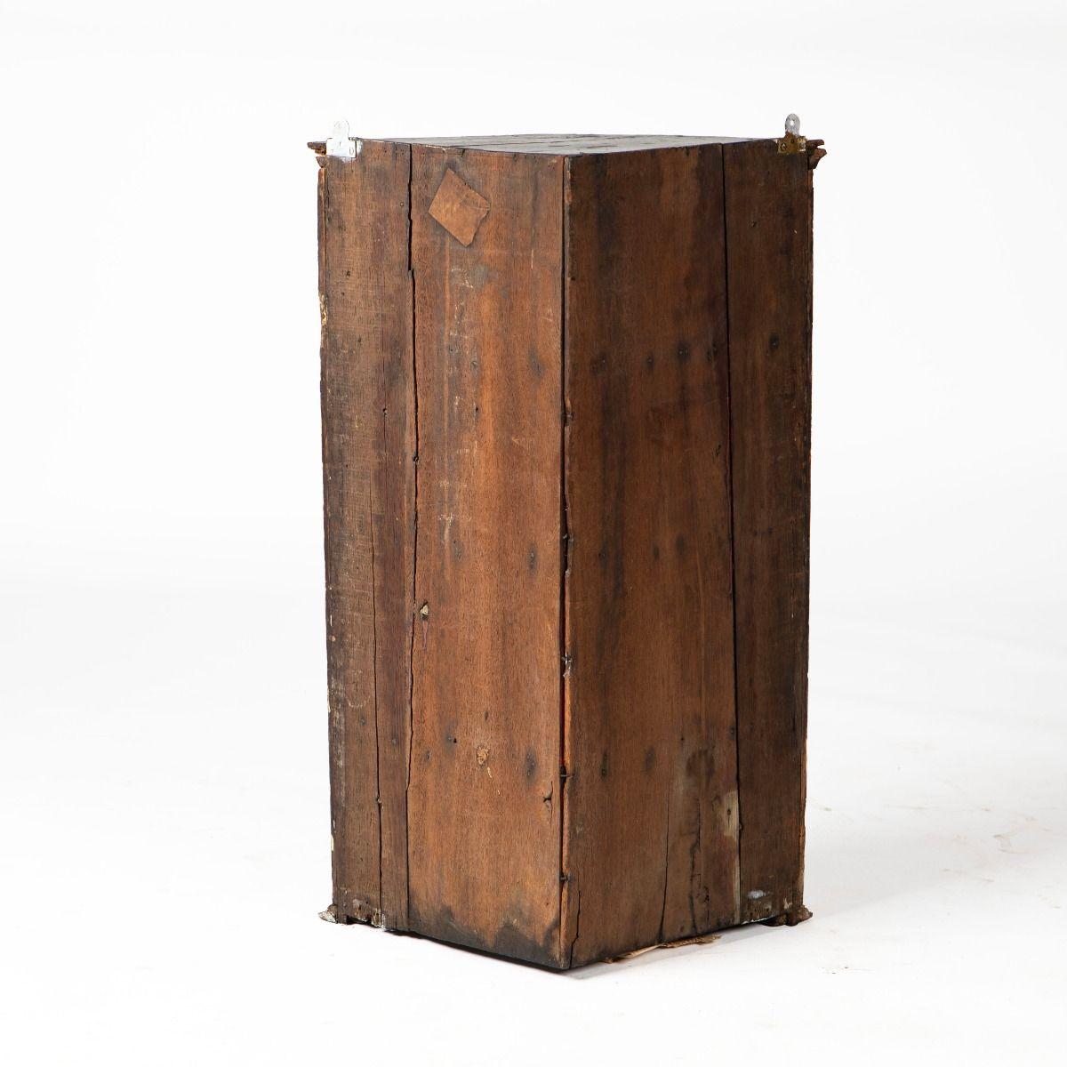 George II Japanned and Gilt Hanging Corner Cabinet, circa 1730 For Sale 3