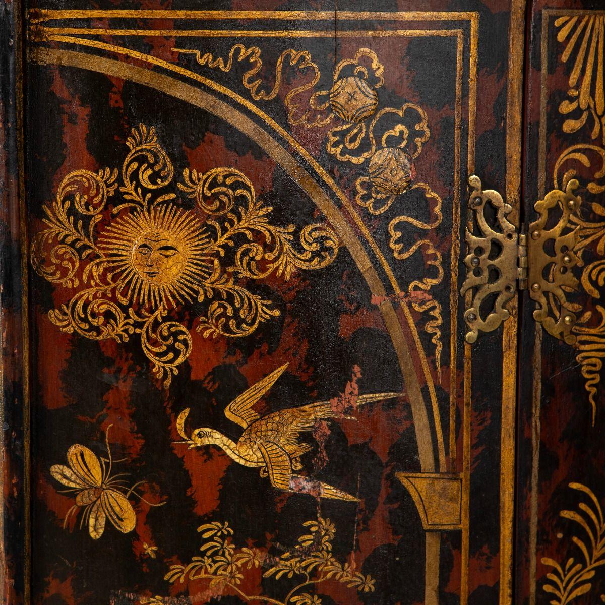 George II Japanned and Gilt Hanging Corner Cabinet, circa 1730 In Good Condition For Sale In Kastrup, DK