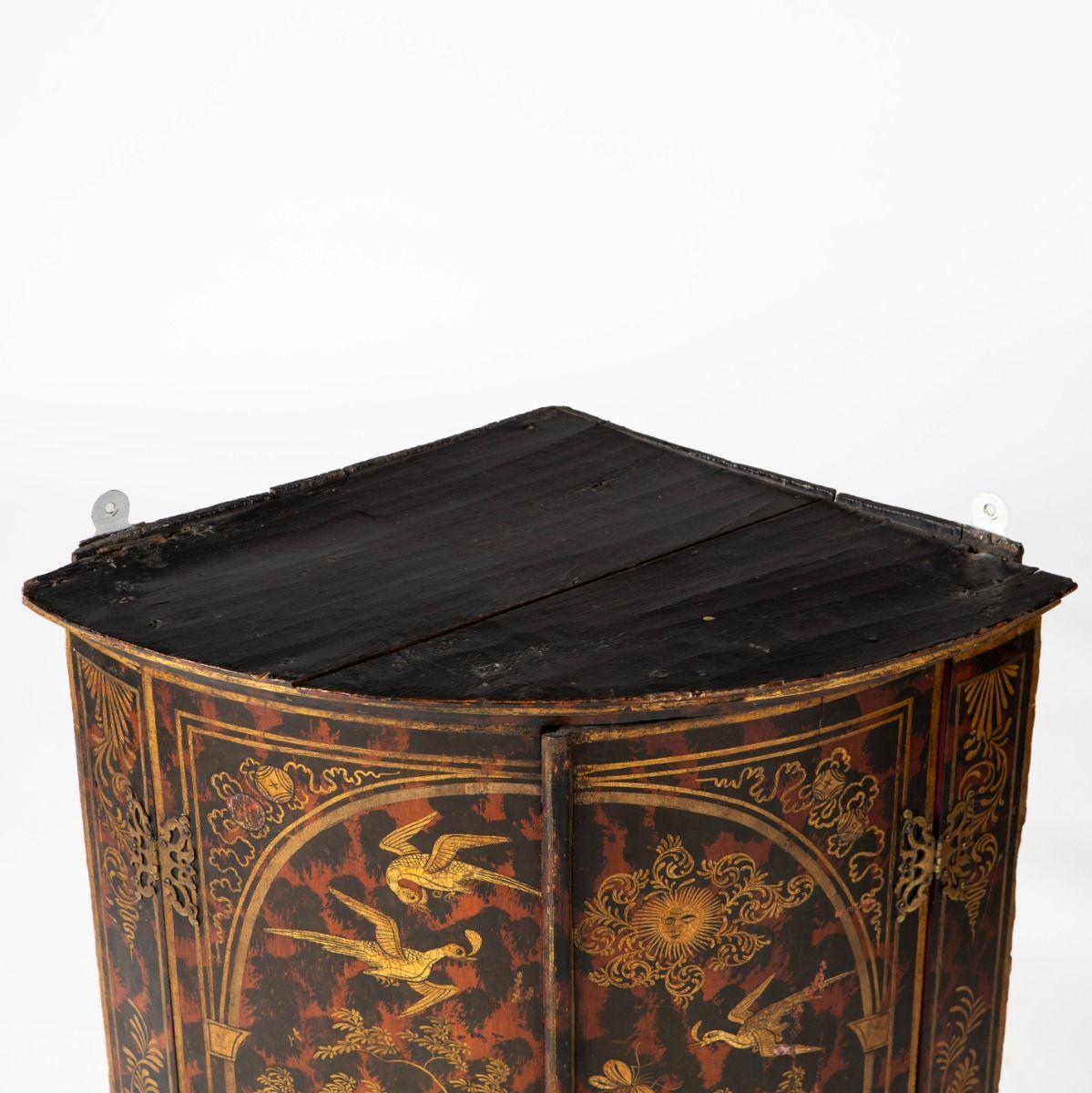 George II Japanned and Gilt Hanging Corner Cabinet, circa 1730 For Sale 2