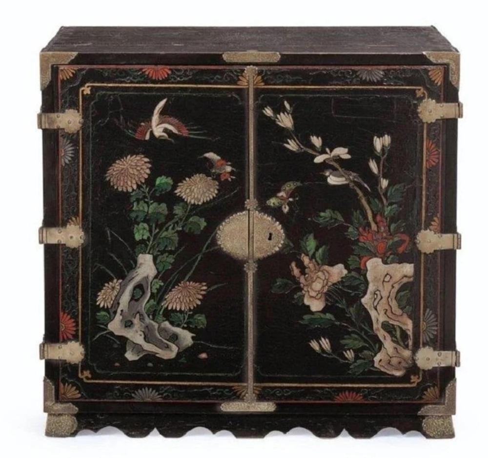 Un mobile Coromandel cinese e in ottone laccato di Giorgio II su supporto,
Armadietto e supporto della metà del XVIII secolo, i pannelli dell'inizio del XVIII secolo  

Provenienza: 
Walter, 5° Duca di Buccleuch e 7° Duca di Queensberry (morto nel