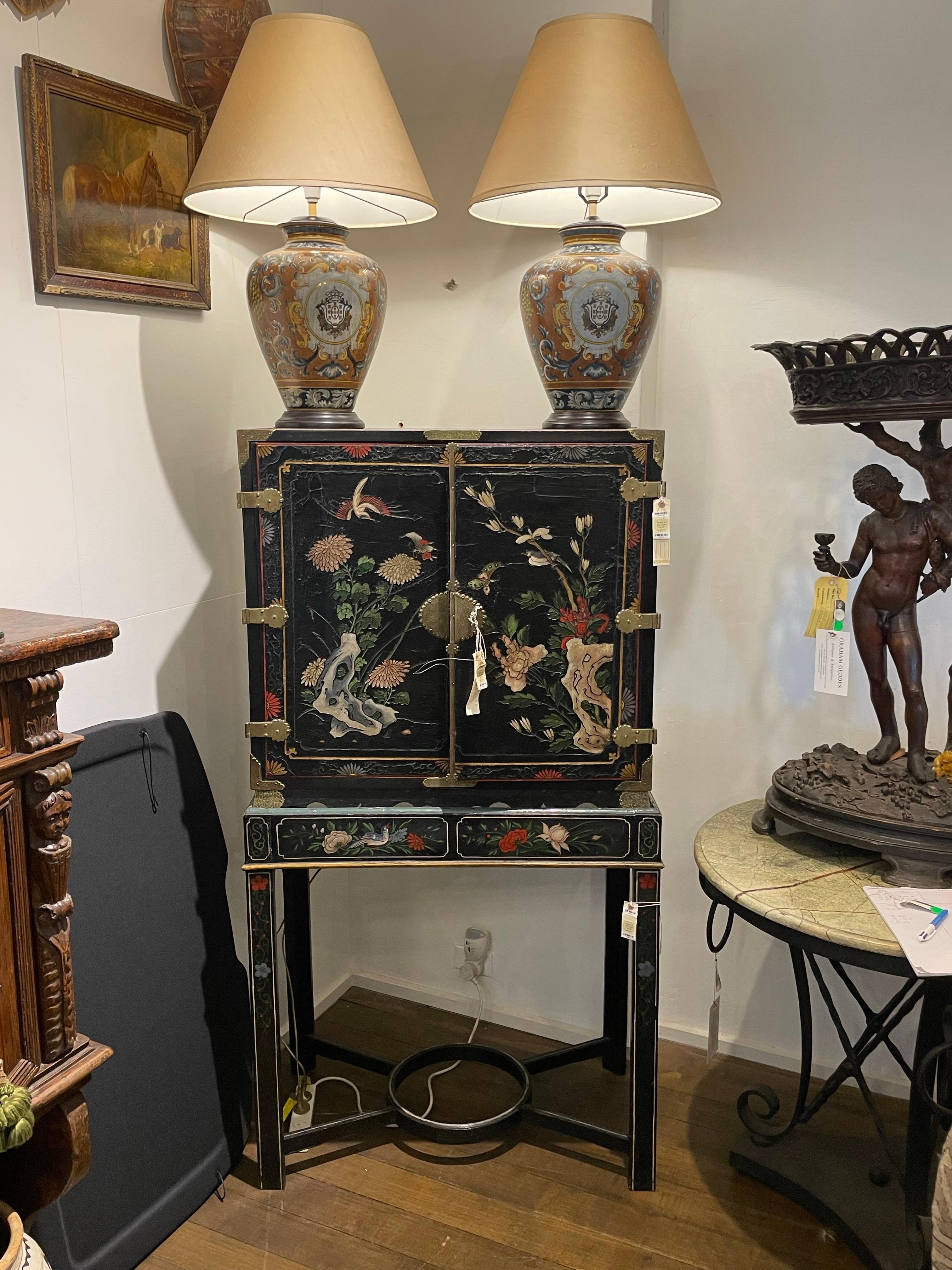 Gabinetto Coromandel cinese e in ottone laccato di Giorgio II su piedistallo, XVIII secolo In condizioni buone in vendita a ARMADALE, VIC