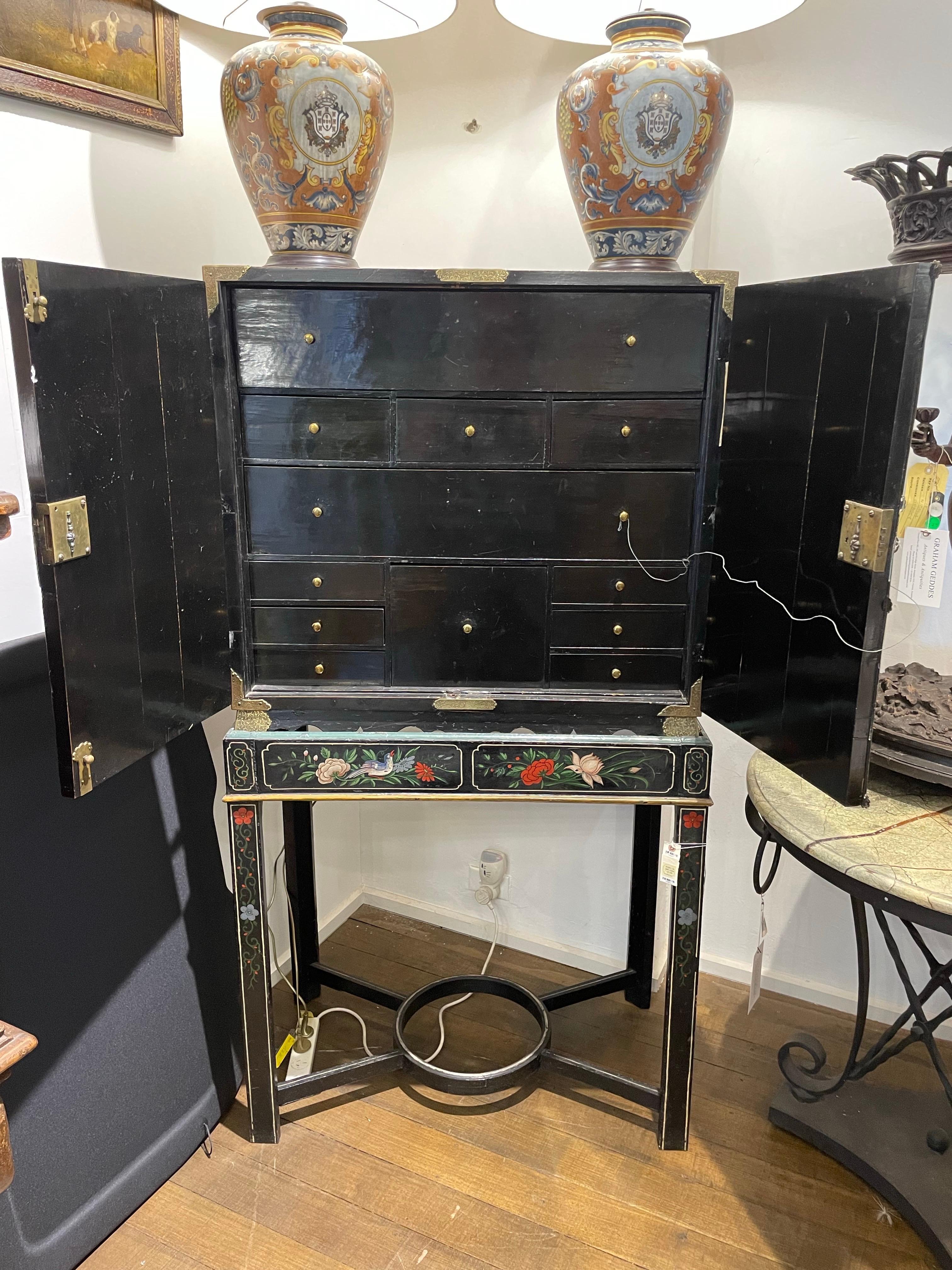 Ottone Gabinetto Coromandel cinese e in ottone laccato di Giorgio II su piedistallo, XVIII secolo in vendita