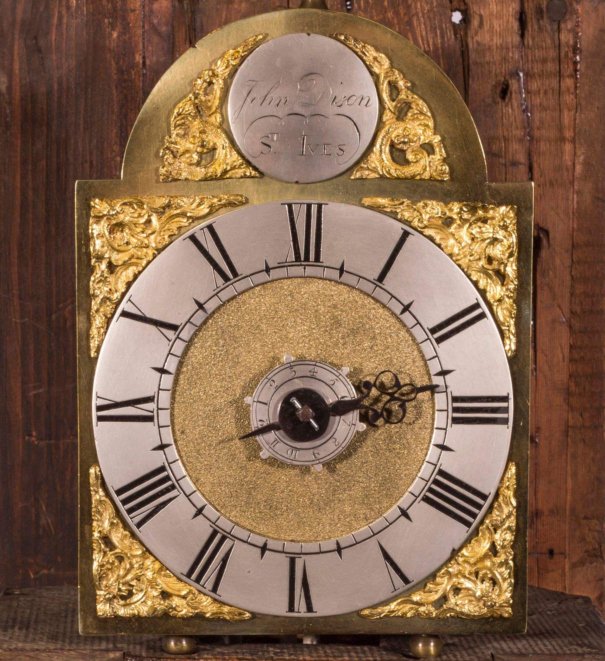 Horloge d'alarme à lanterne George II présentée dans un boîtier en chêne aux proportions parfaites Bon état - En vente à Oxfordshire, United Kingdom