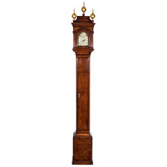 Horloge d'alarme à lanterne George II présentée dans un boîtier en chêne aux proportions parfaites