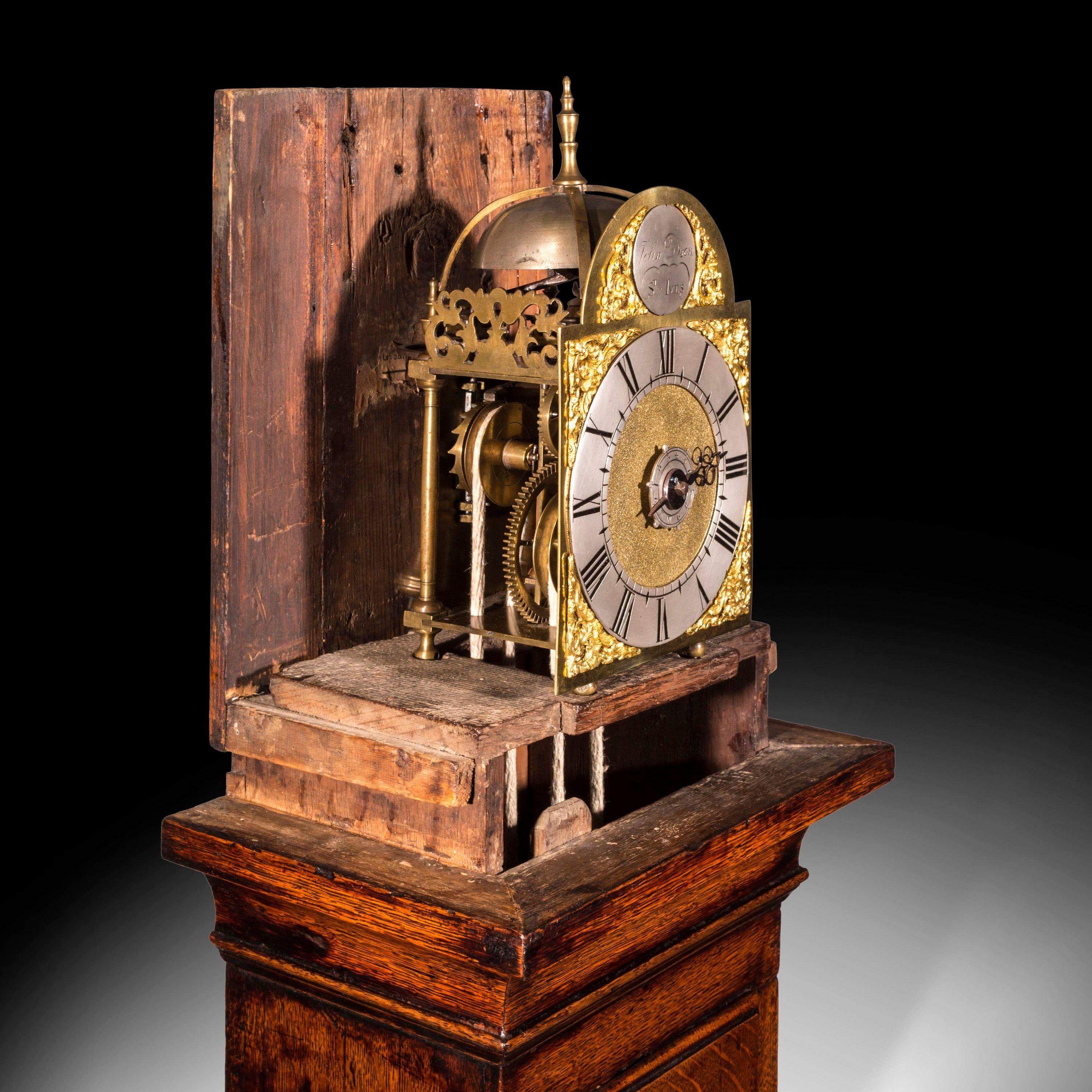 Il est fort probable que cette charmante lanterne d'alarme à crochets et à pointes, datant d'environ 1750, ait été commandée ou simplement achetée pour avoir son propre boîtier sur mesure. La caisse a sa planche de siège d'origine avec des