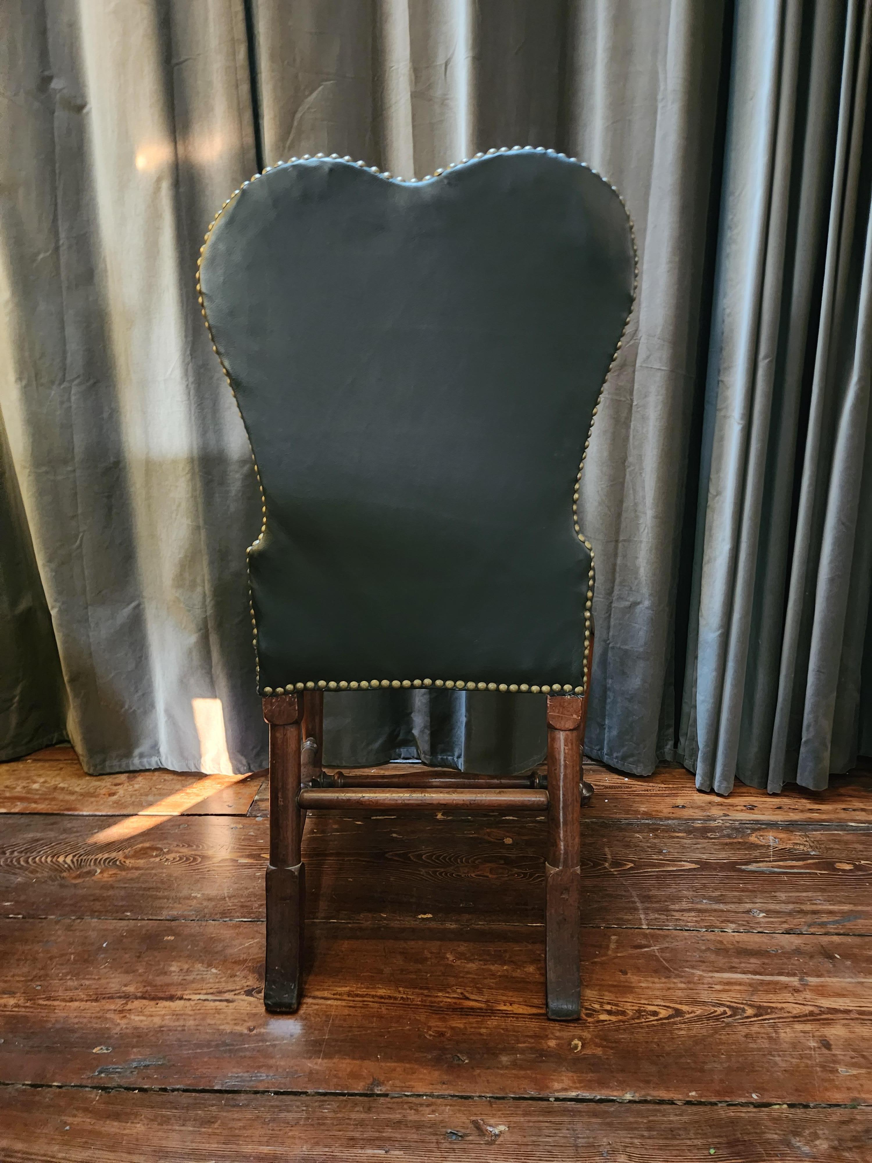 Chaise d'appoint géorgienne en cuir, vers 1740 Bon état - En vente à Hudson, NY