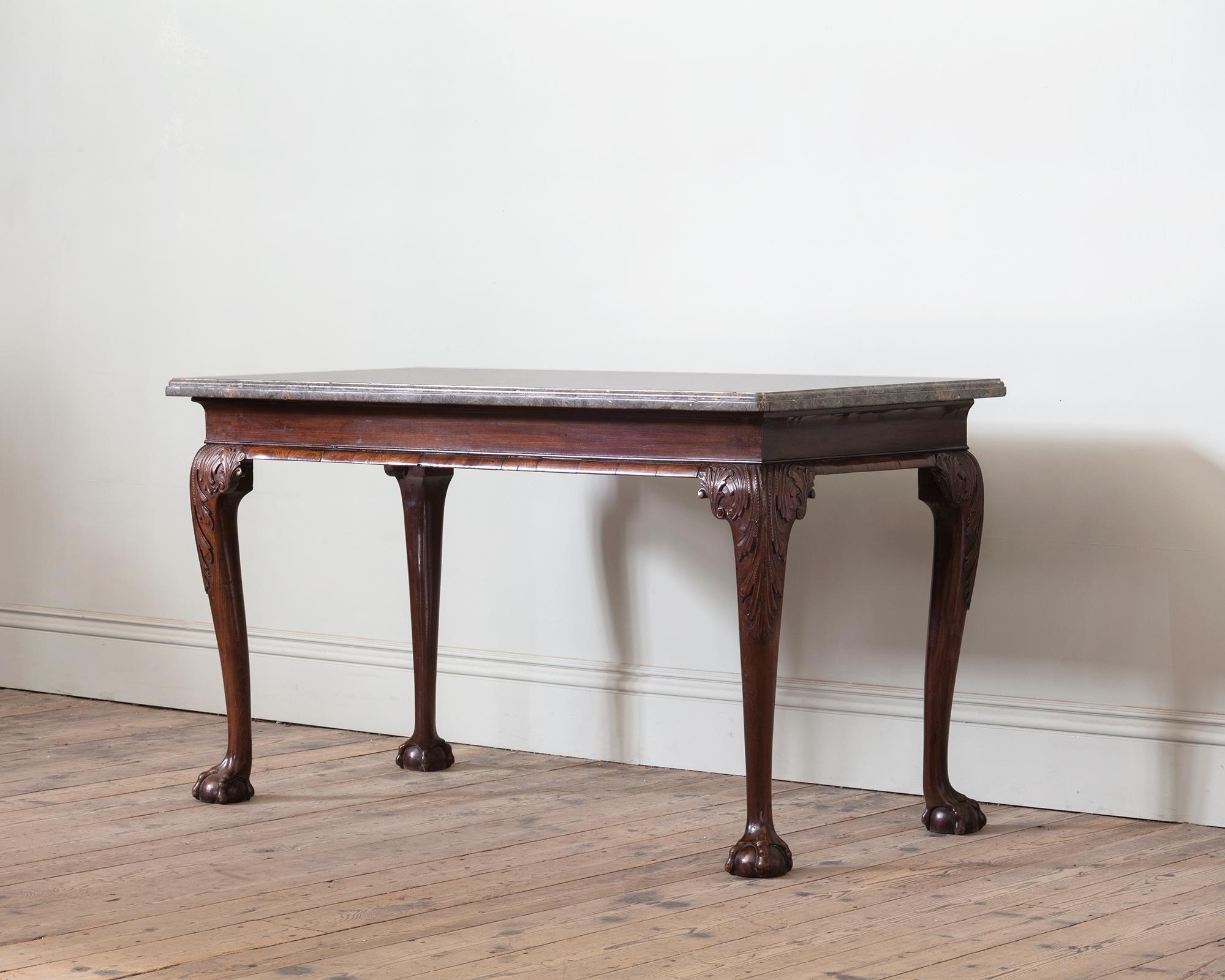 Table d'appoint George II en acajou et marbre

Avec un plateau en marbre magnifiquement mouluré et figuré, peut-être en marbre d'Alwalton, sur une frise simple avec un tablier à bandes croisées sur des pieds cabriole sculptés avec des pieds en forme