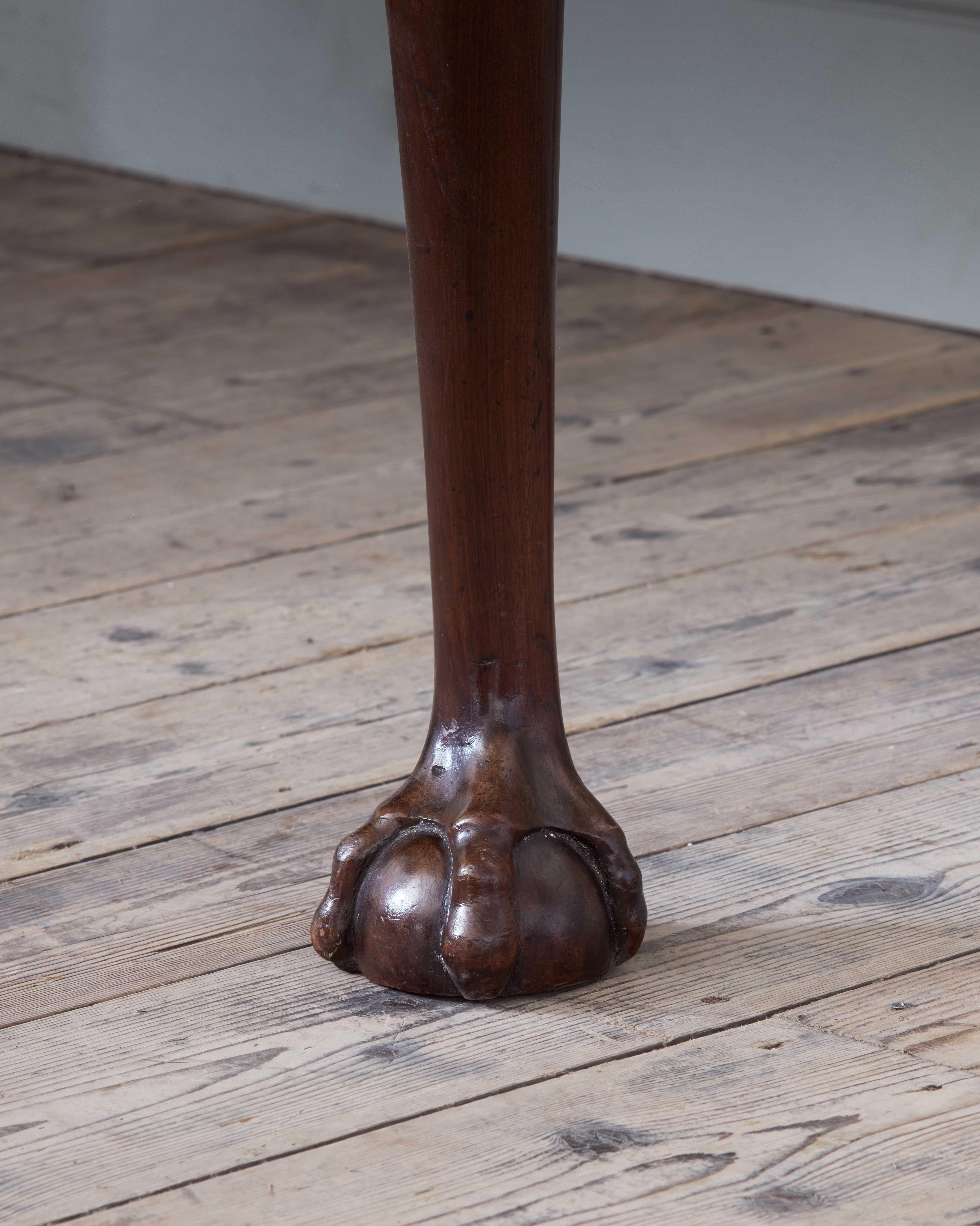 XVIIIe siècle Table d'appoint George II en acajou et marbre en vente