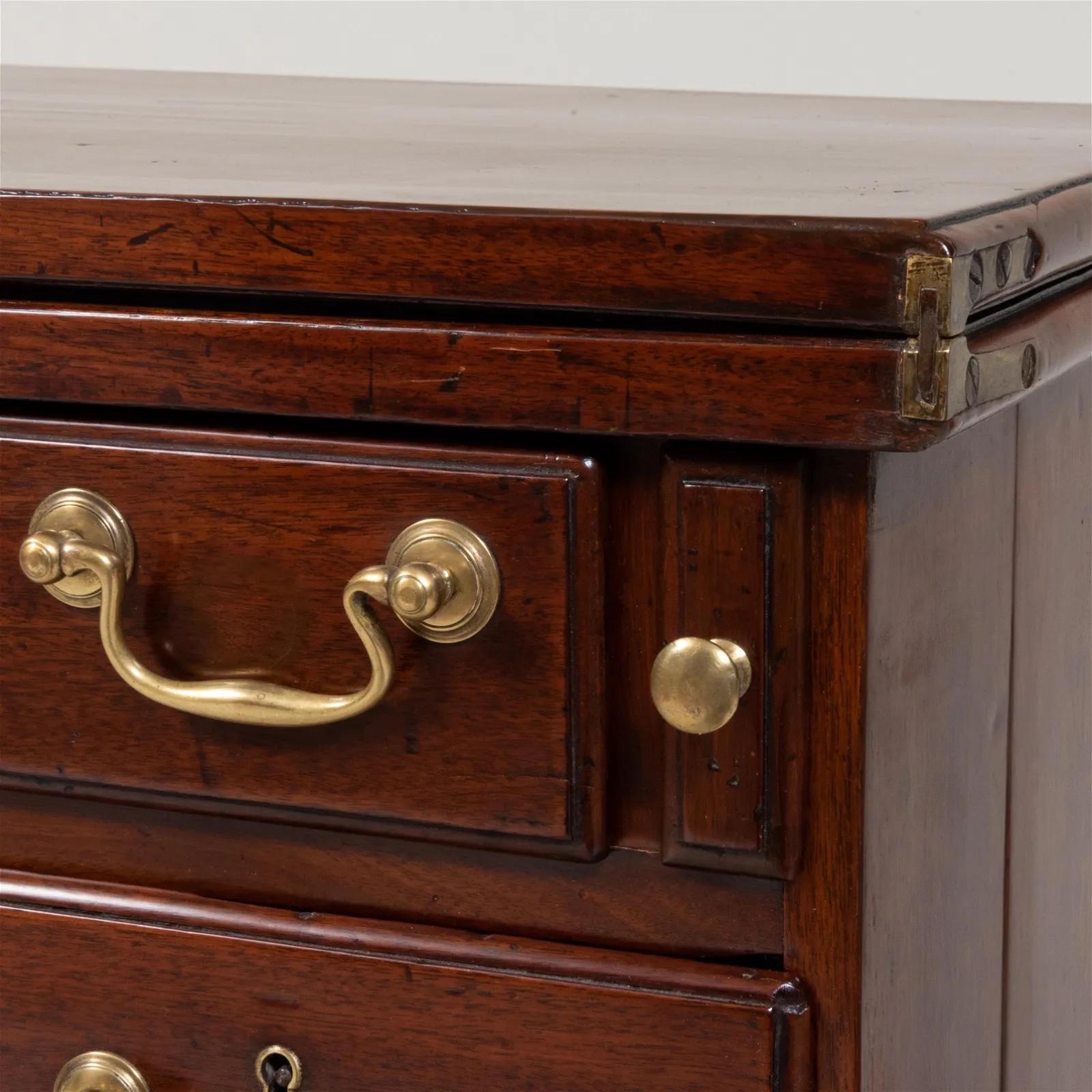 George II Mahogany Bachelor's Chest In Good Condition For Sale In Montreal, QC