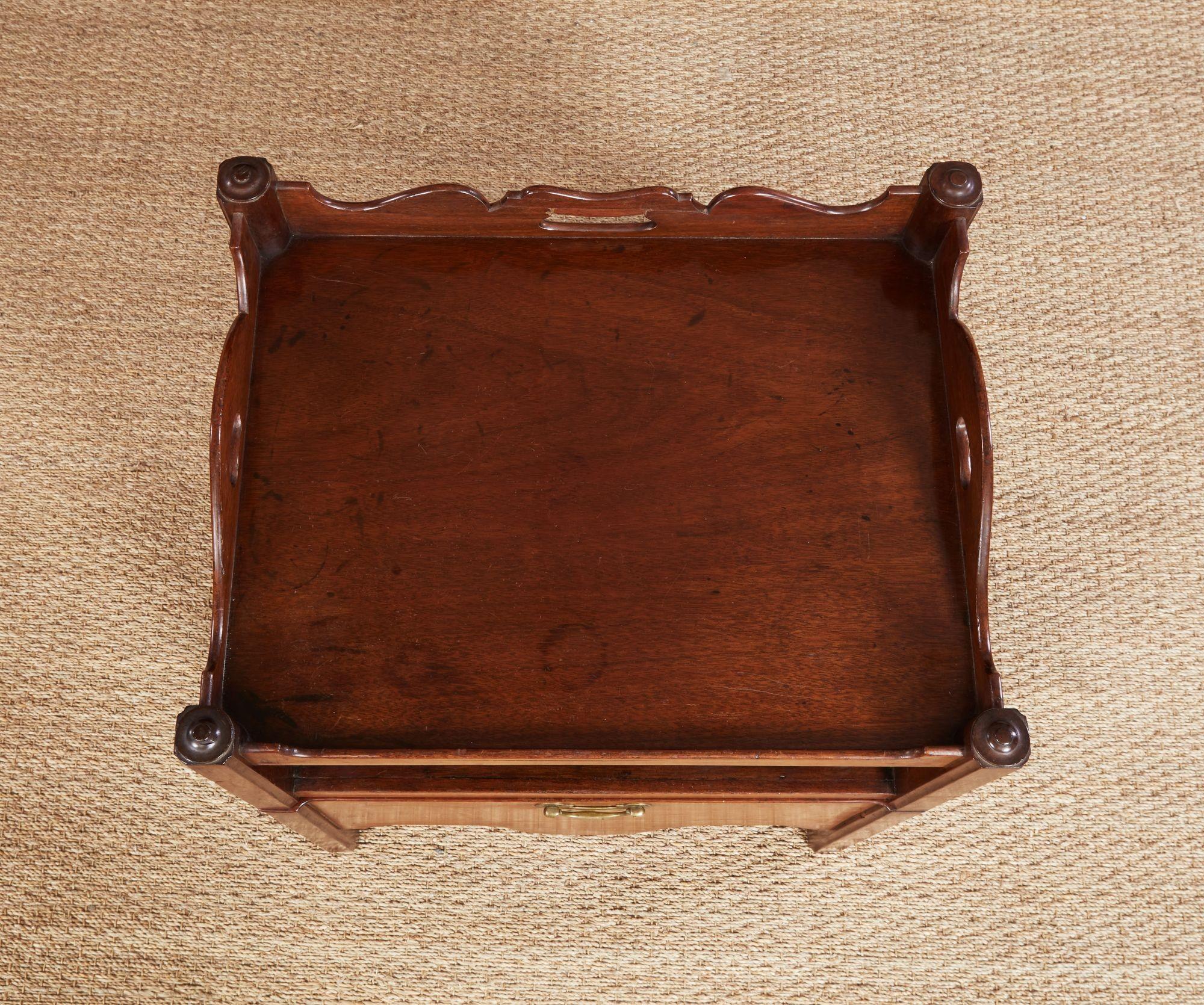 George II Mahogany Bedside Cupboard In Good Condition For Sale In Greenwich, CT