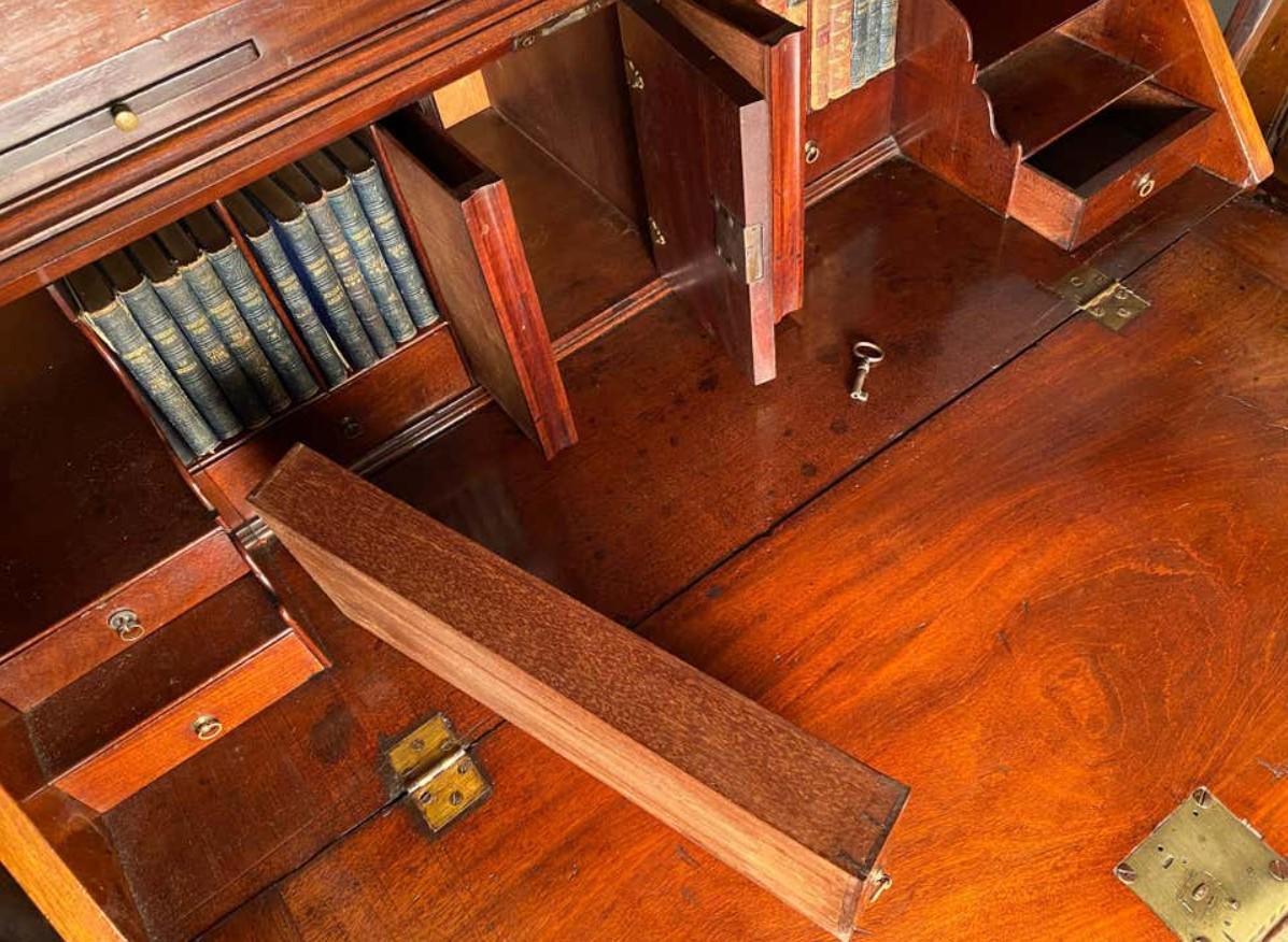 George II Mahogany Bureau Cabinet Bookcase In Good Condition For Sale In Lymington, GB