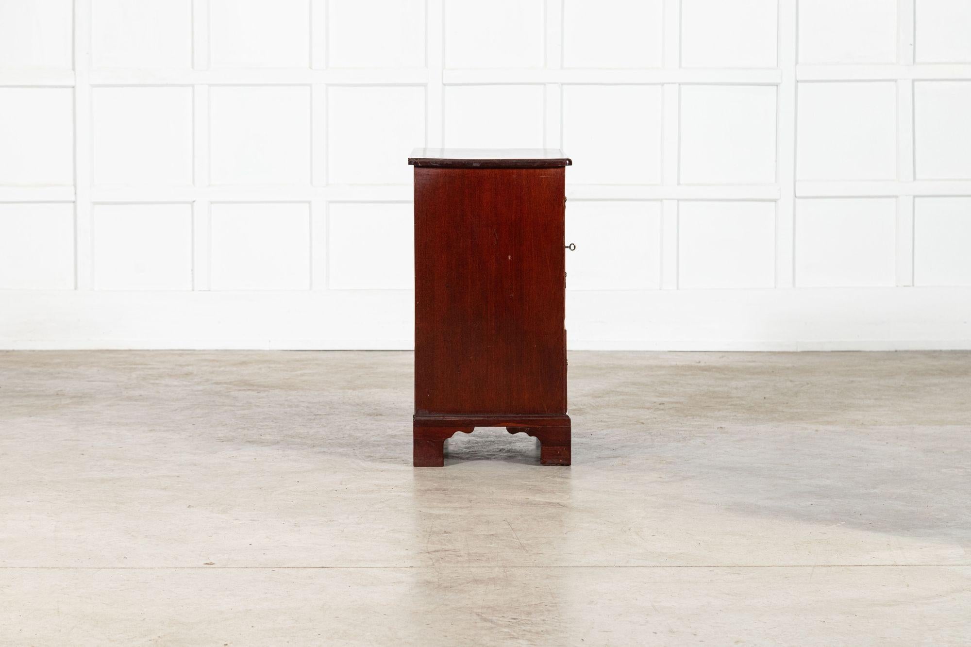 George II Mahogany Chest Drawers in vendita 5