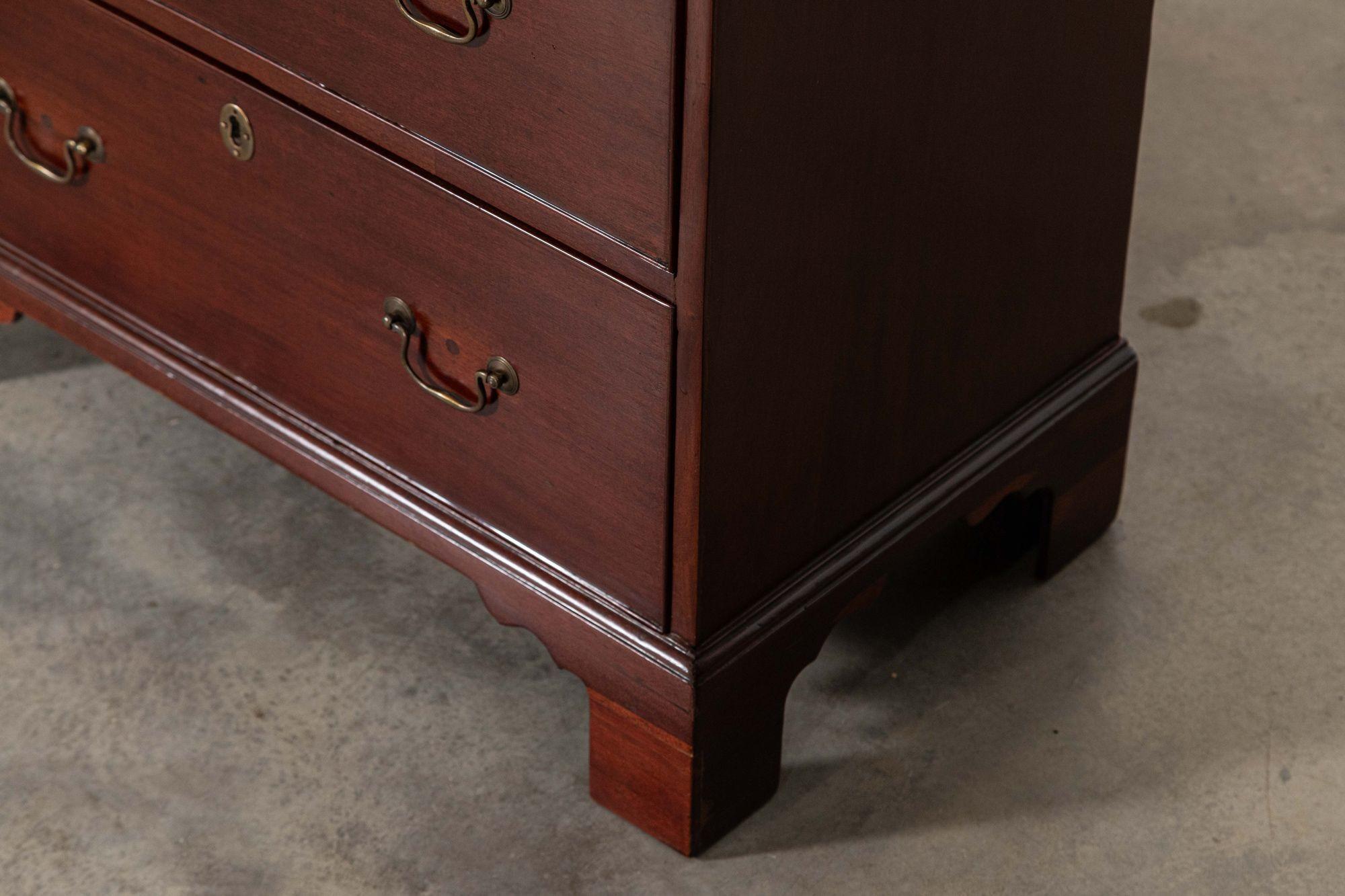 George II Mahogany Chest Drawers in vendita 8