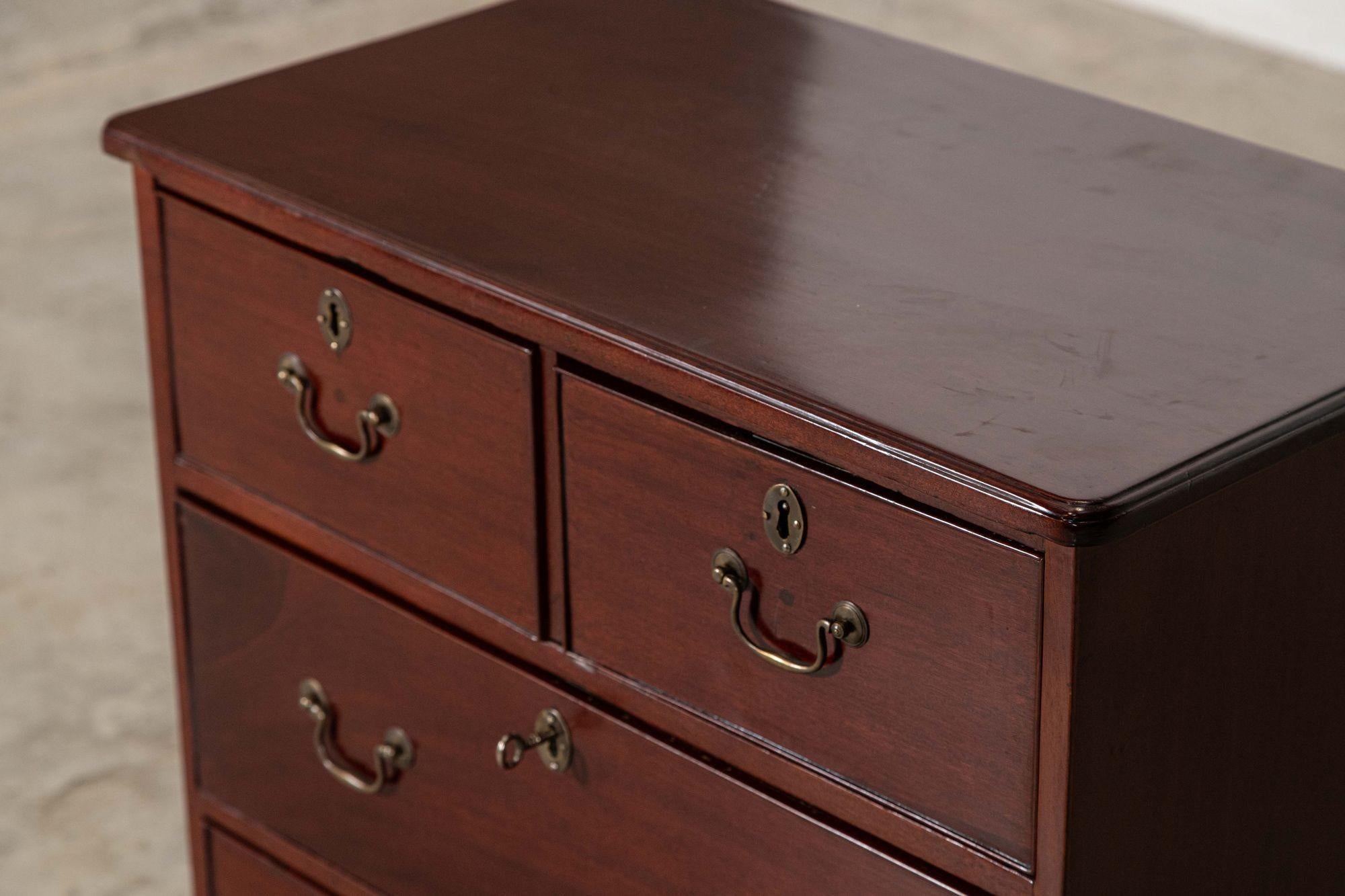 George II Mahogany Chest Drawers in vendita 9