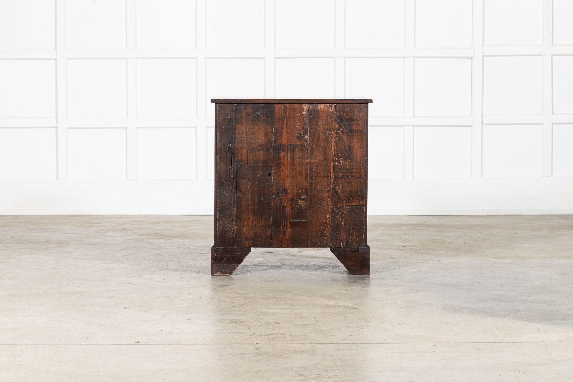George II Mahogany Chest Drawers in vendita 10
