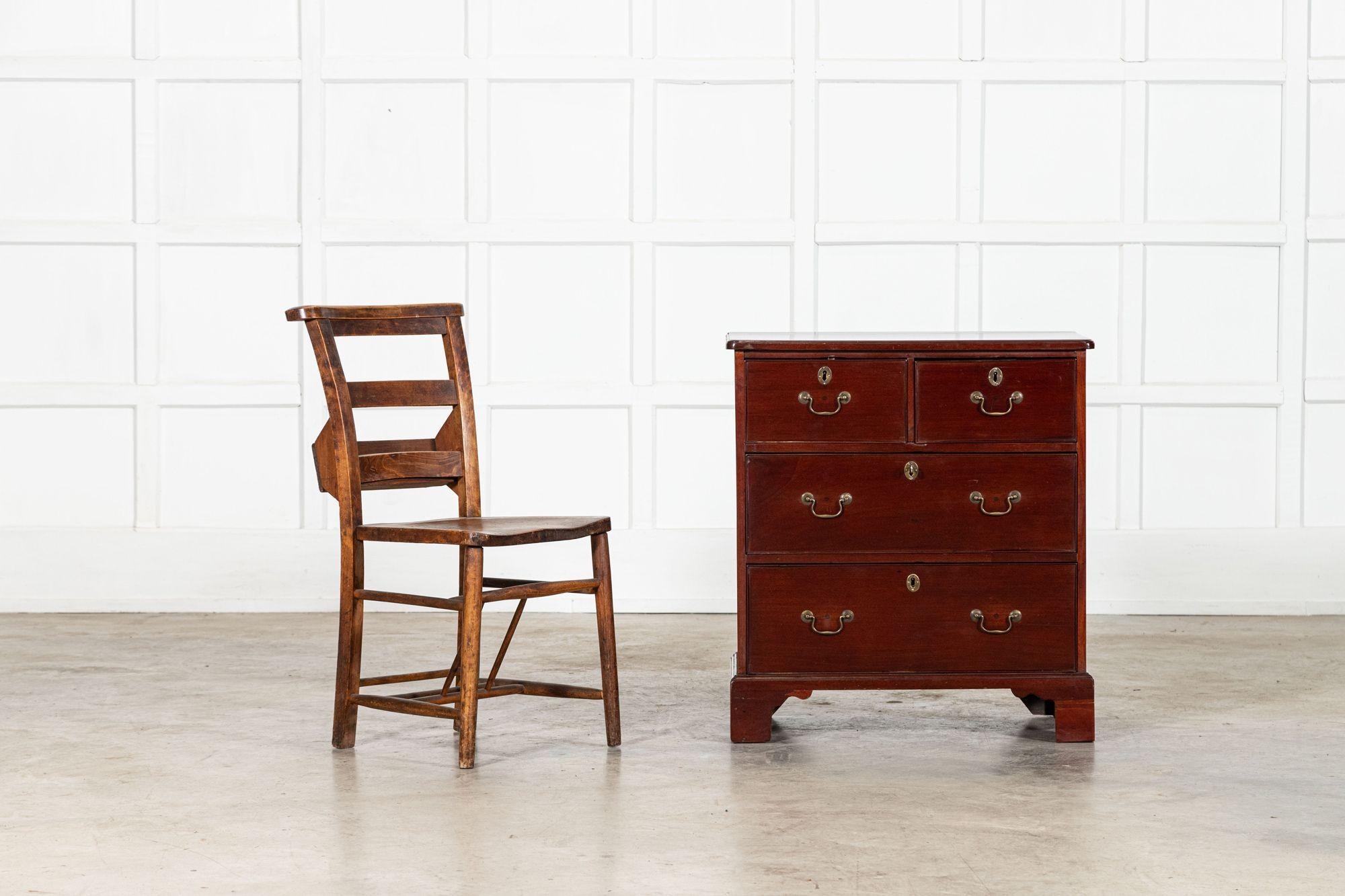 circa 1780
Cassettiera in mogano George II
sku 2151
L70 x P40,5 x H76,5 cm
Peso 19Kg