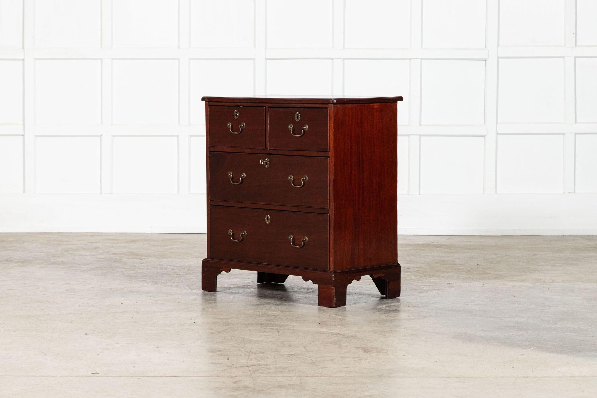 George II Mahogany Chest Drawers In condizioni buone in vendita a Staffordshire, GB
