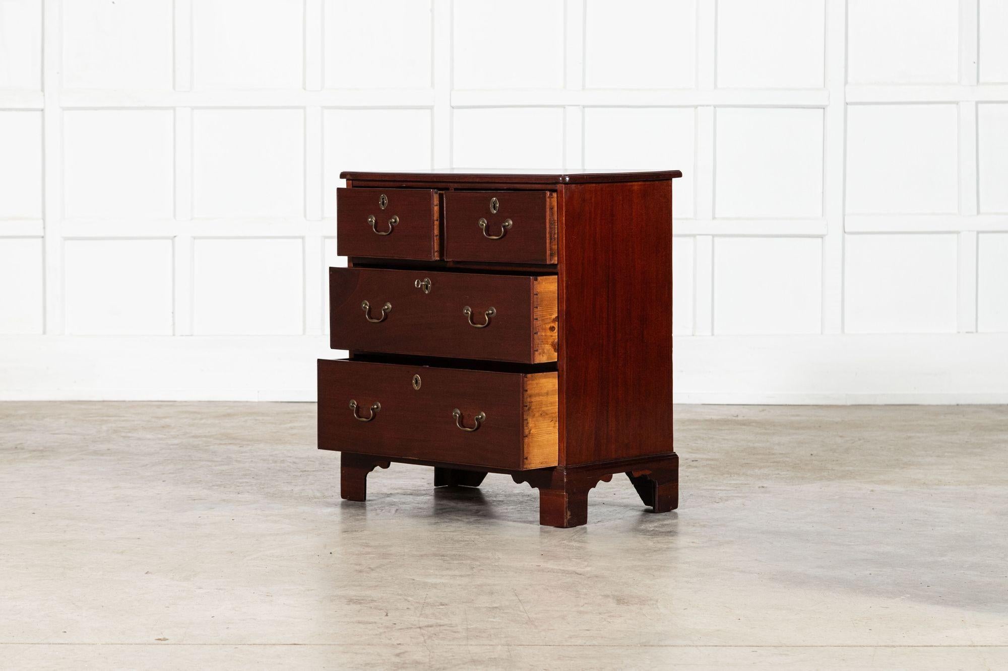 Fino al XVIII secolo George II Mahogany Chest Drawers in vendita