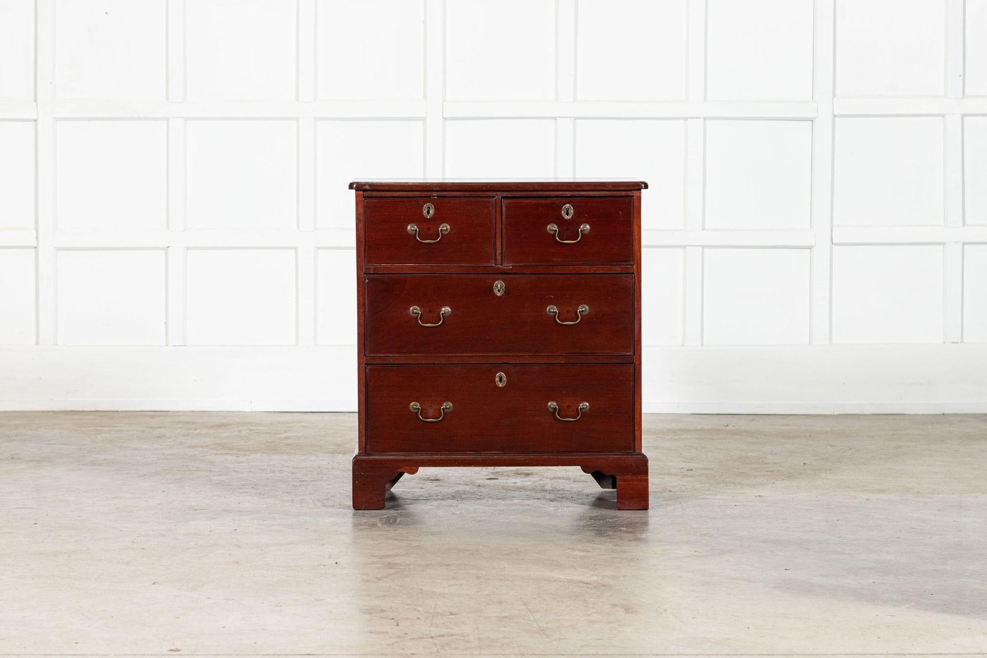 George II Mahogany Chest Drawers in vendita 3