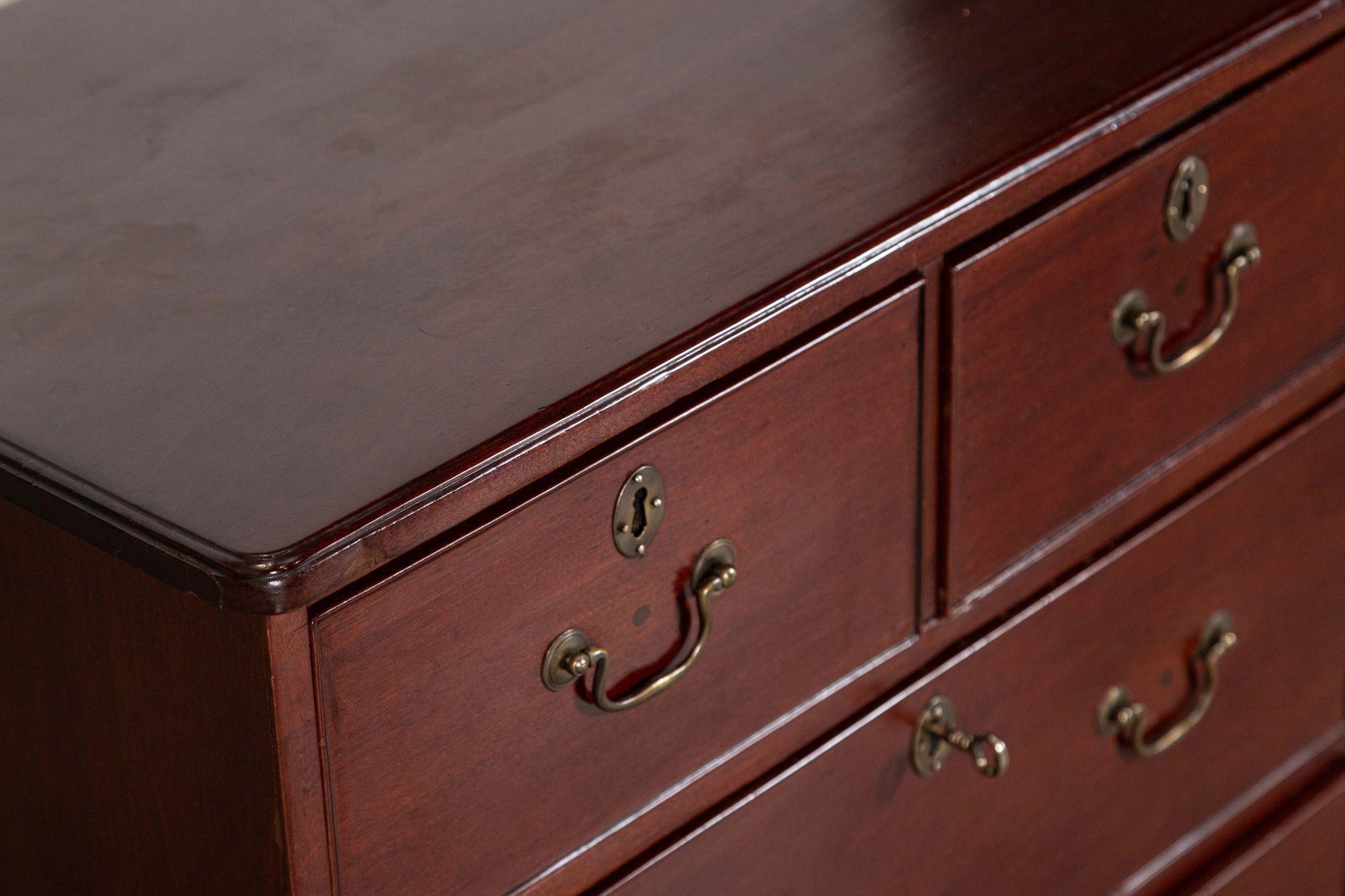 George II Mahogany Chest Drawers in vendita 4