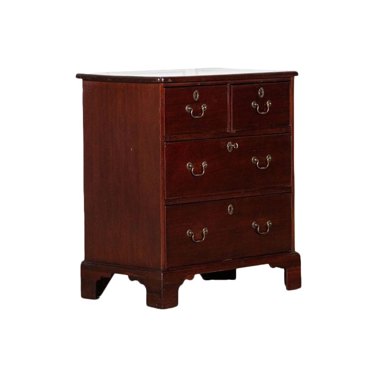 George II Mahogany Chest Drawers in vendita