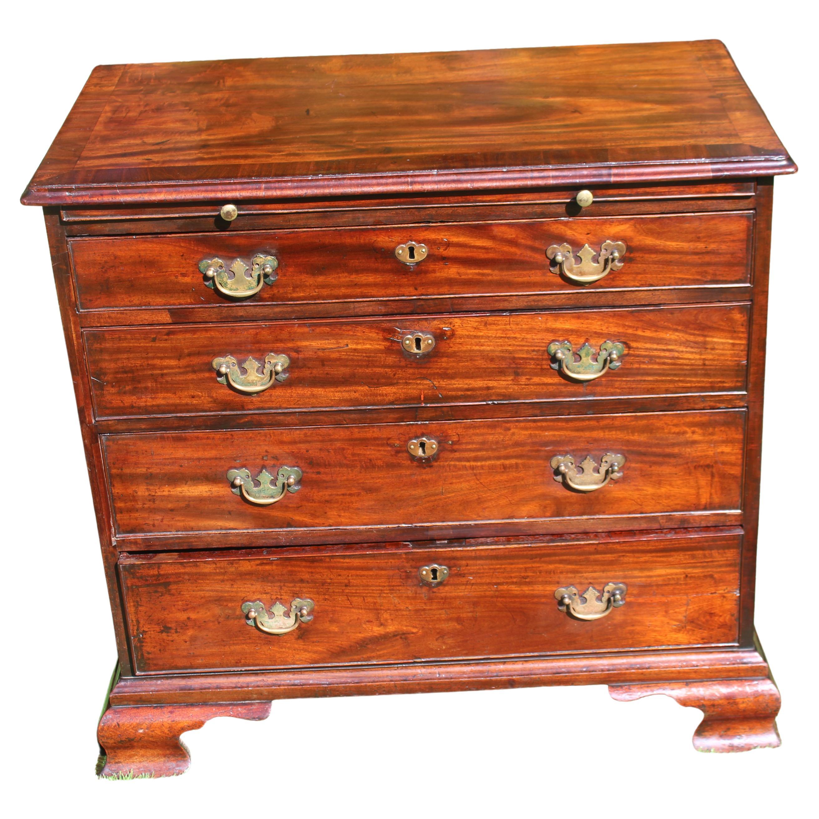 Cassettiera in mogano di Giorgio II, circa 1730 - Piedi originali a Ogee e spazzolatura