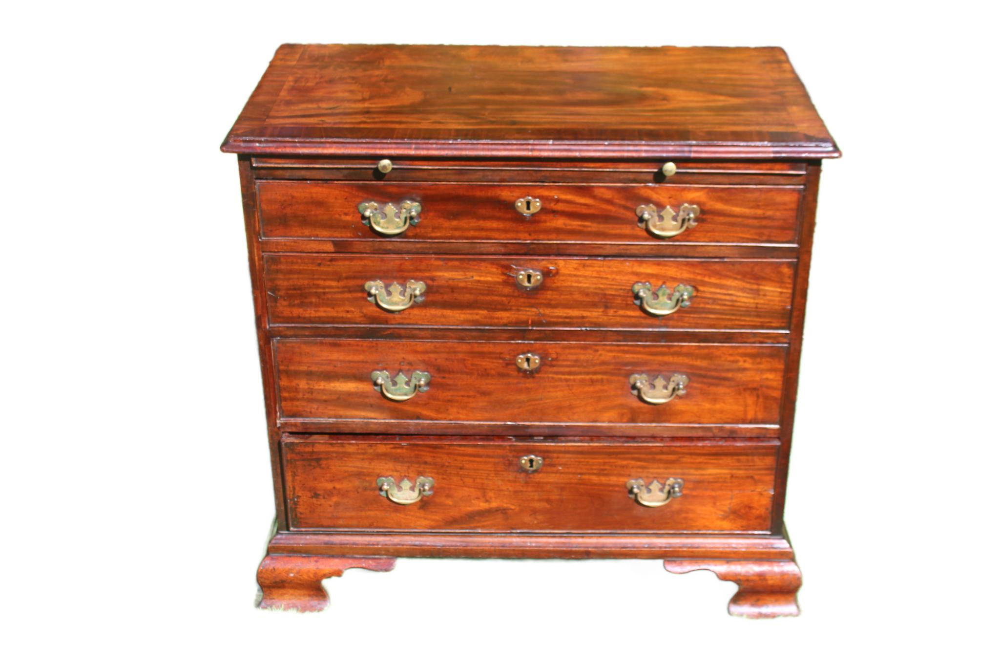 An exceptional example of early Georgian craftsmanship, this George II mahogany chest of drawers dates to circa 1730 and showcases the elegance and restraint of 18th-century English design. Crafted from solid mahogany with a lustrous, time-earned