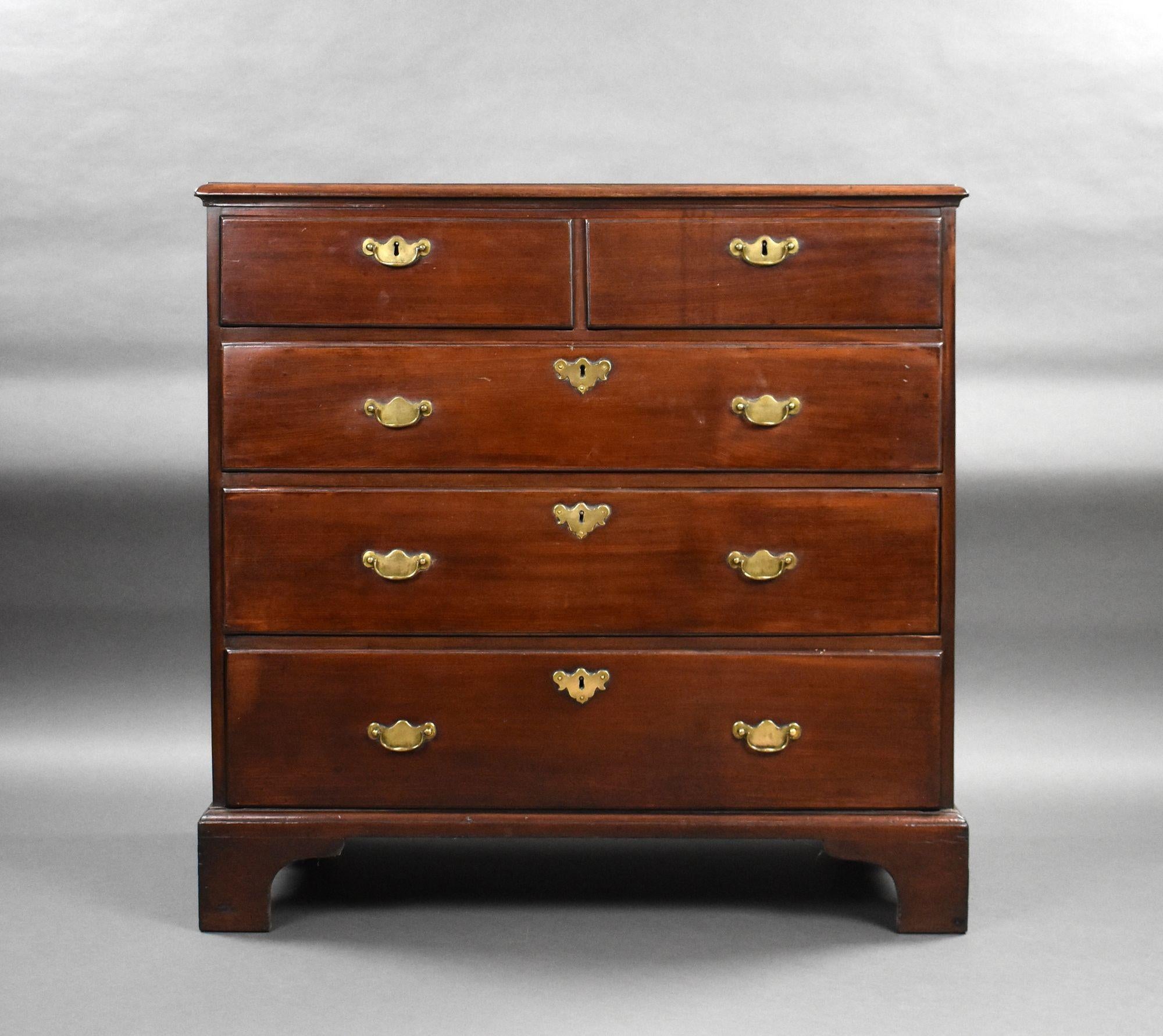 In vendita una cassettiera in mogano di Giorgio II di buona qualità, con due cassetti corti e tre cassetti lunghi graduati, ciascuno con maniglie e scanalature in ottone, in ottime condizioni per la sua età.

Larghezza: 102 cm Profondità: 53 cm
