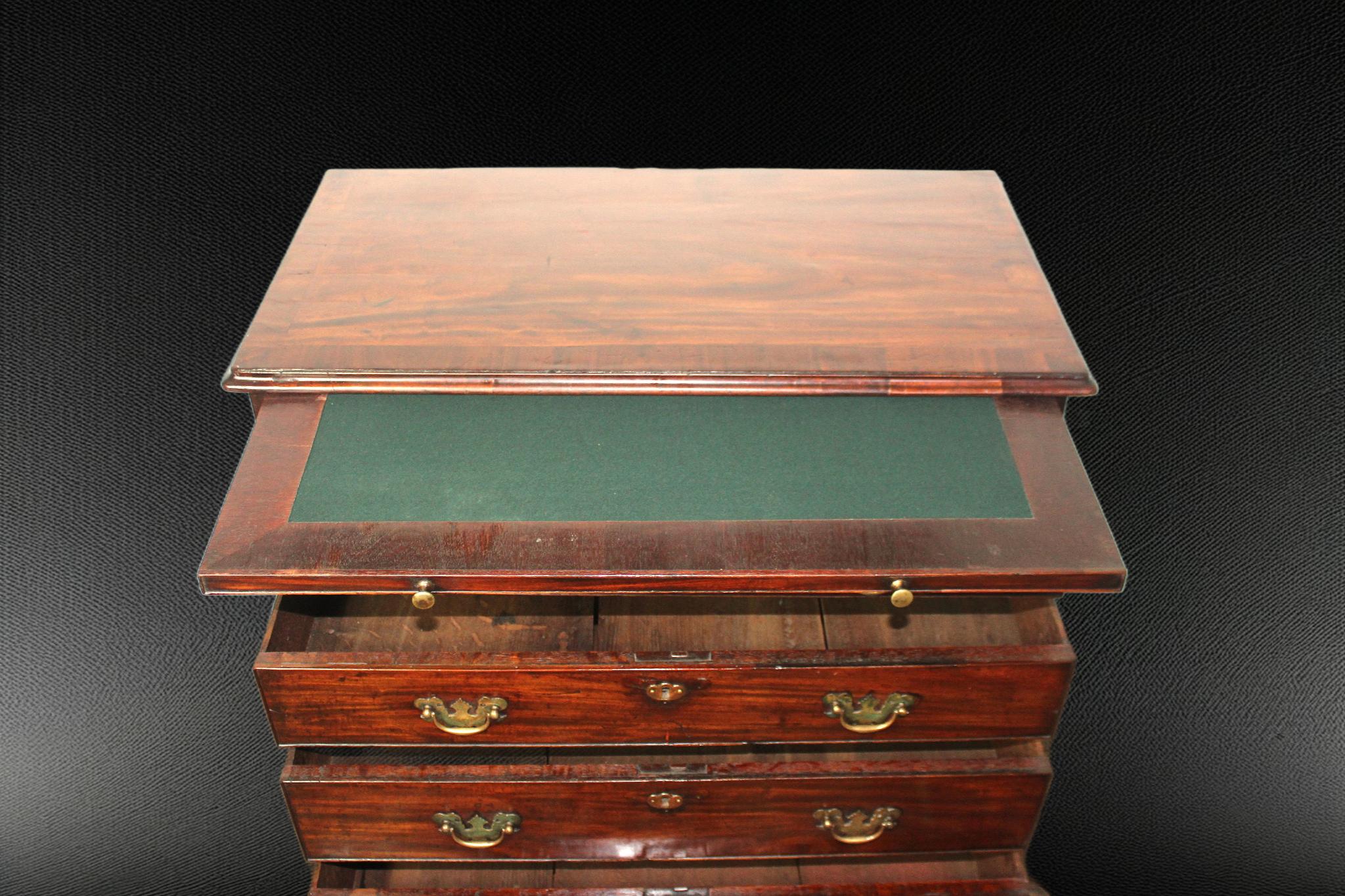 English George II Mahogany Chest of Drawers, Circa 1730 – Original Ogee Feet & Brushing For Sale