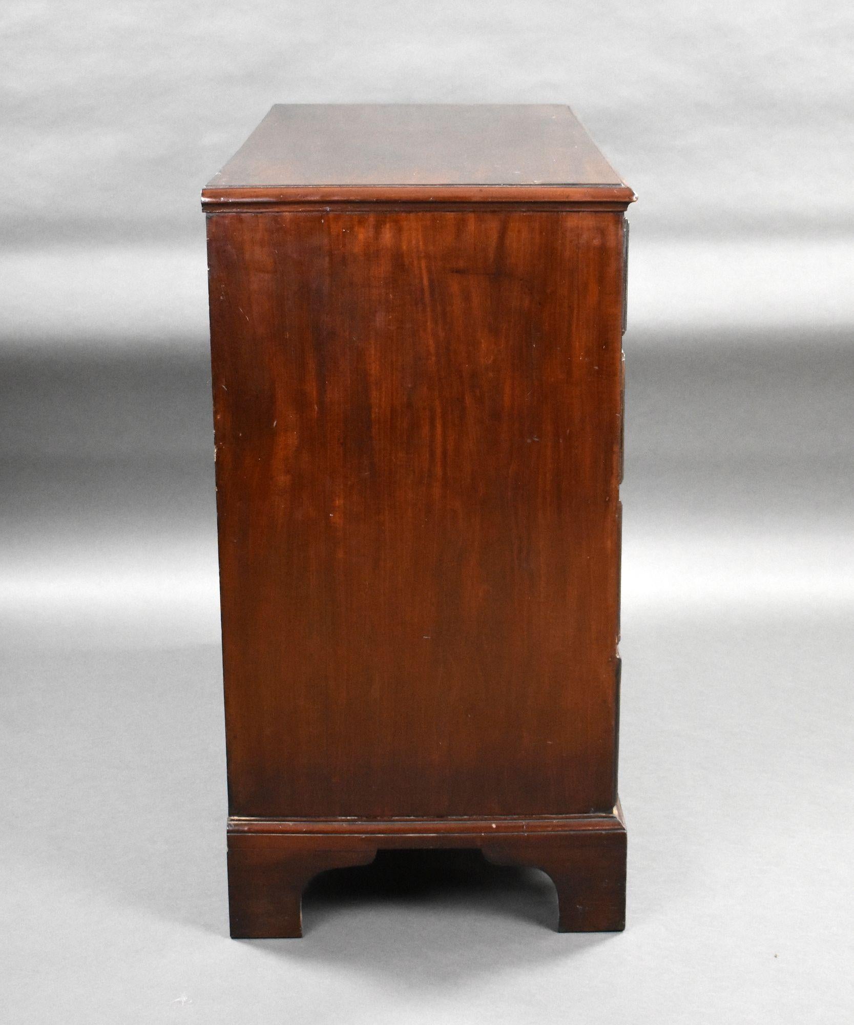 Inglese Cassettiera in mogano George II in vendita