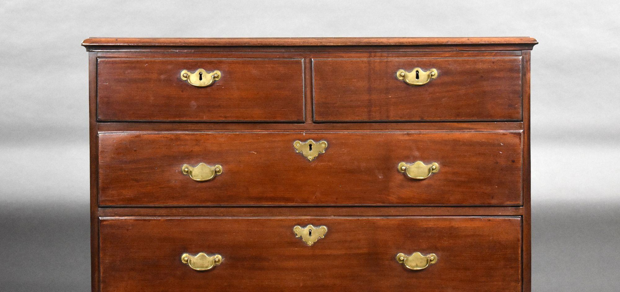 Fino al XVIII secolo Cassettiera in mogano George II in vendita