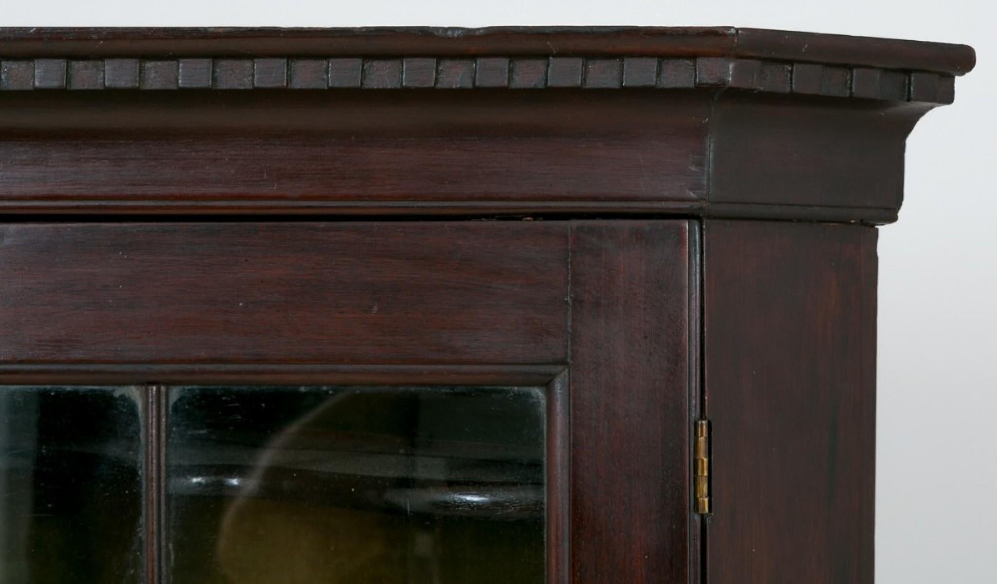 Milieu du XVIIIe siècle George II Mahogany Corner Cabinet Display Glazed 1750 en vente