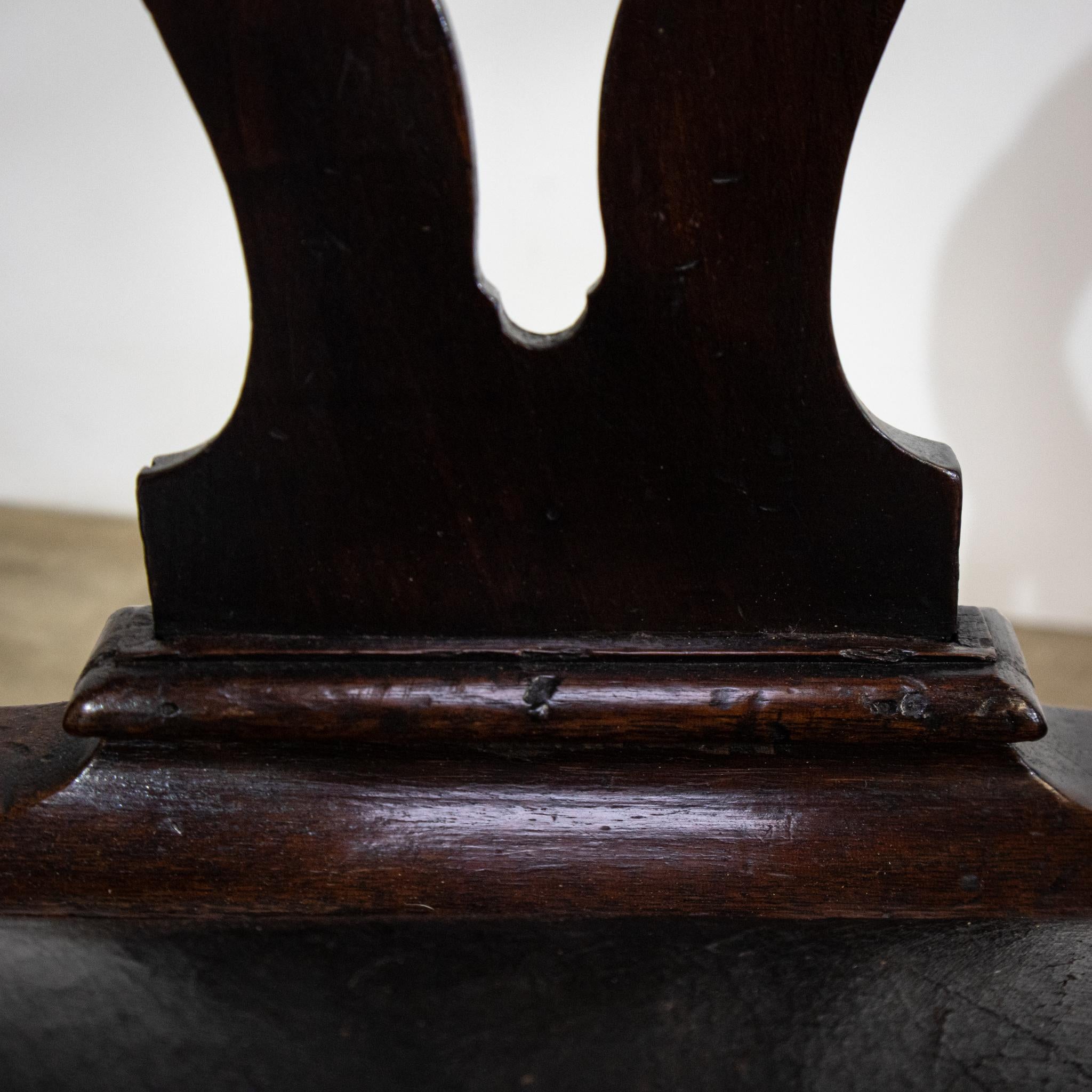 Chaise d'angle anglaise en acajou de George II, vers 1745, qui incarne l'élégance du XVIIIe siècle. Fabriqué avec une forme lisse et courbée, il est doté d'un dossier et d'un accoudoir arrondis pour un plus grand confort. Le revêtement en cuir noir