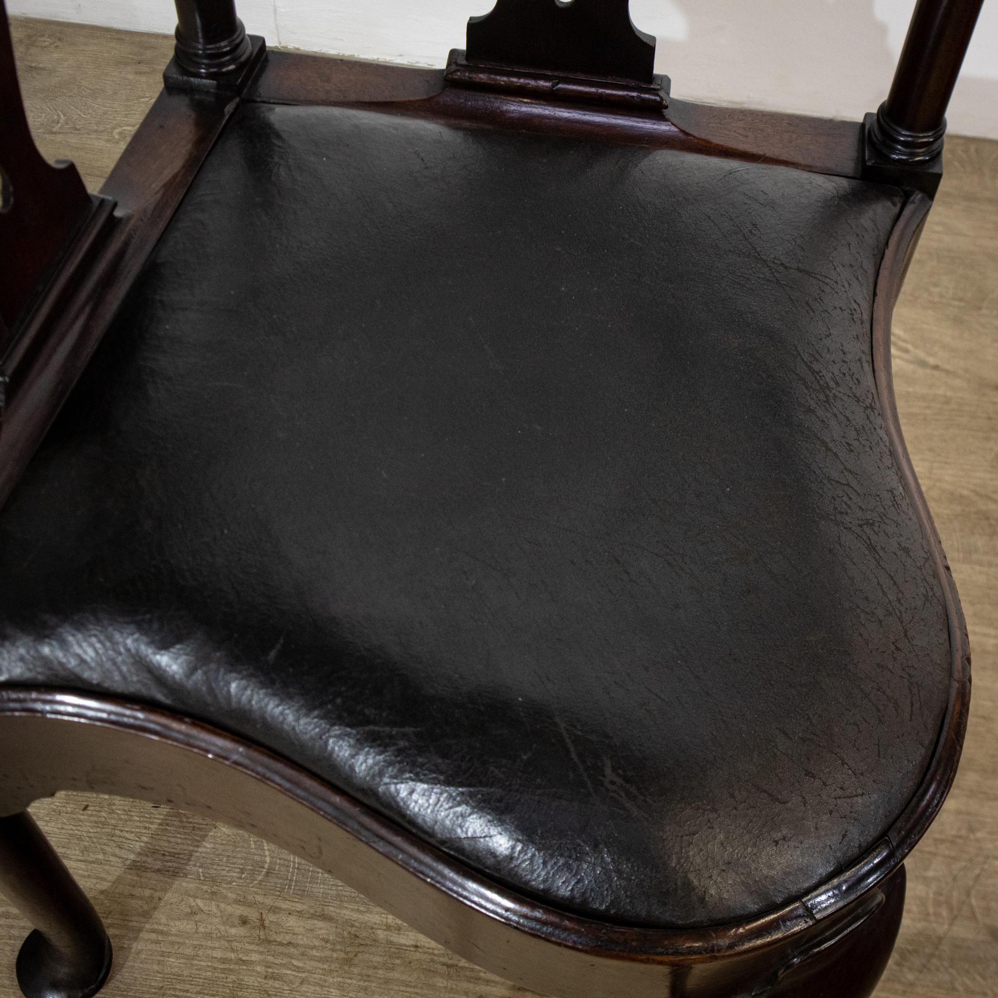 XVIIIe siècle Chaise d'angle George II en acajou en vente