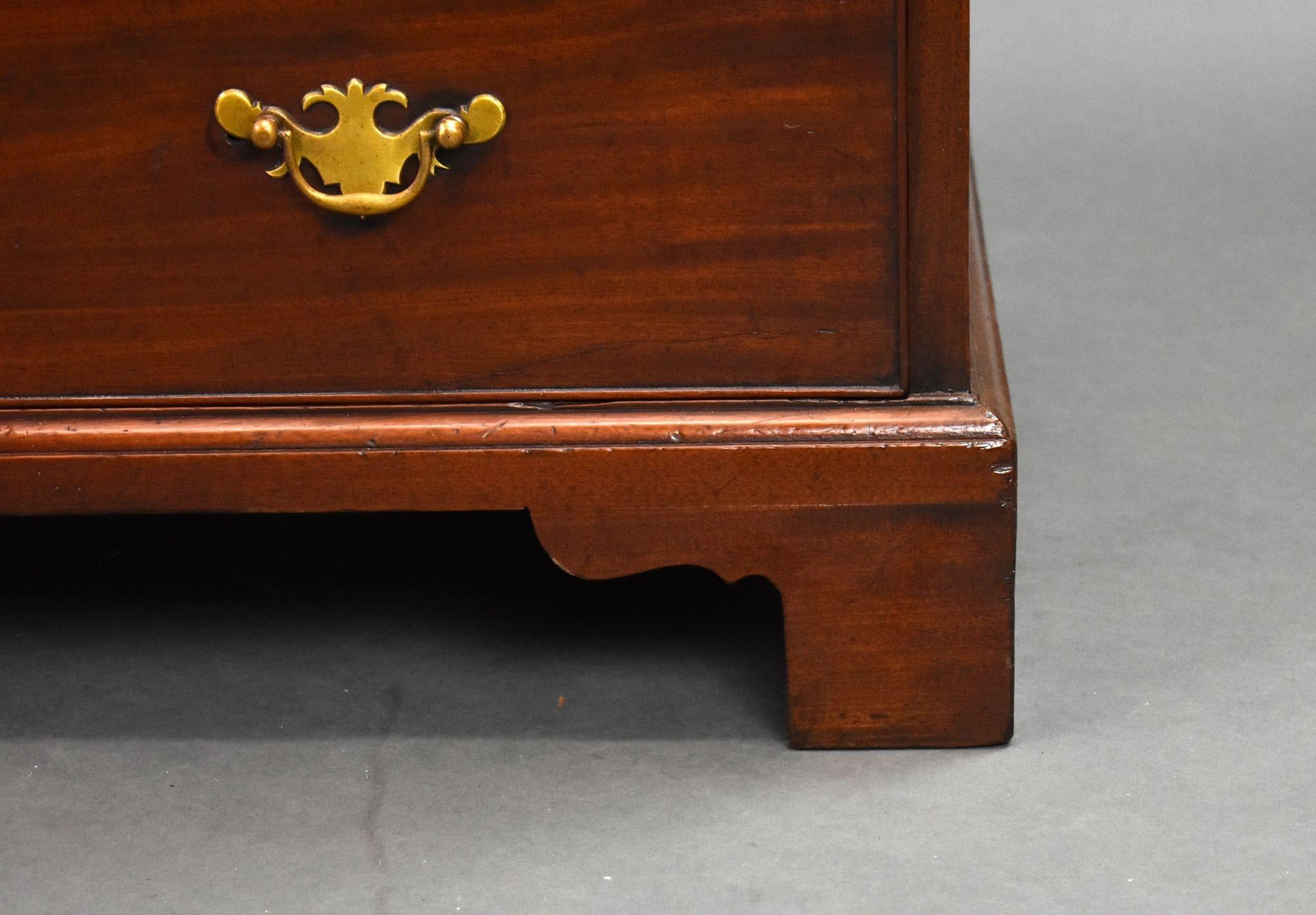 Cassettiera da camera in mogano George II in vendita 4
