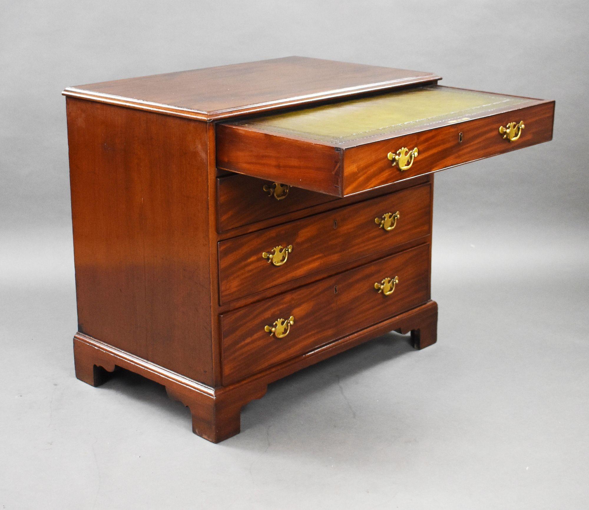 In vendita una cassettiera in mogano di Giorgio II di buona qualità, con quattro cassetti graduati rivestiti in Oak, il più alto dotato di una guida montata in pelle e di divisioni interne, con uno scomparto fisso girevole a lato, sollevato su