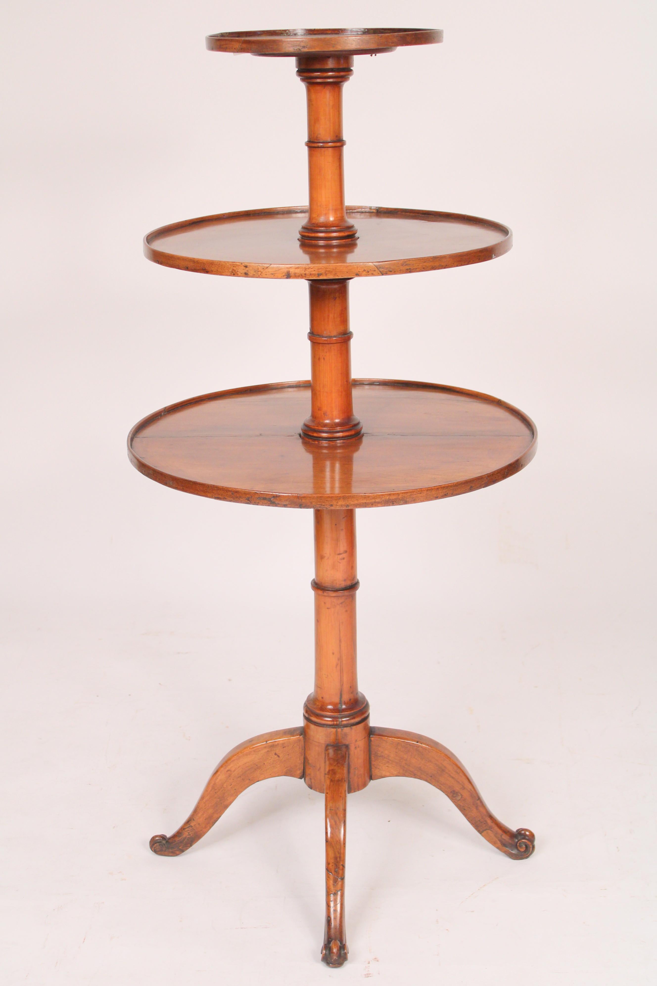 George II mahogany and yew wood 3 tier dumbwaiter, 18th century. With 3 graduated circular mahogany rotating surfaces, yew wood post, 4 mahogany down swept legs ending in fiddle feet. The mahogany retains a lovely fruit wood color.