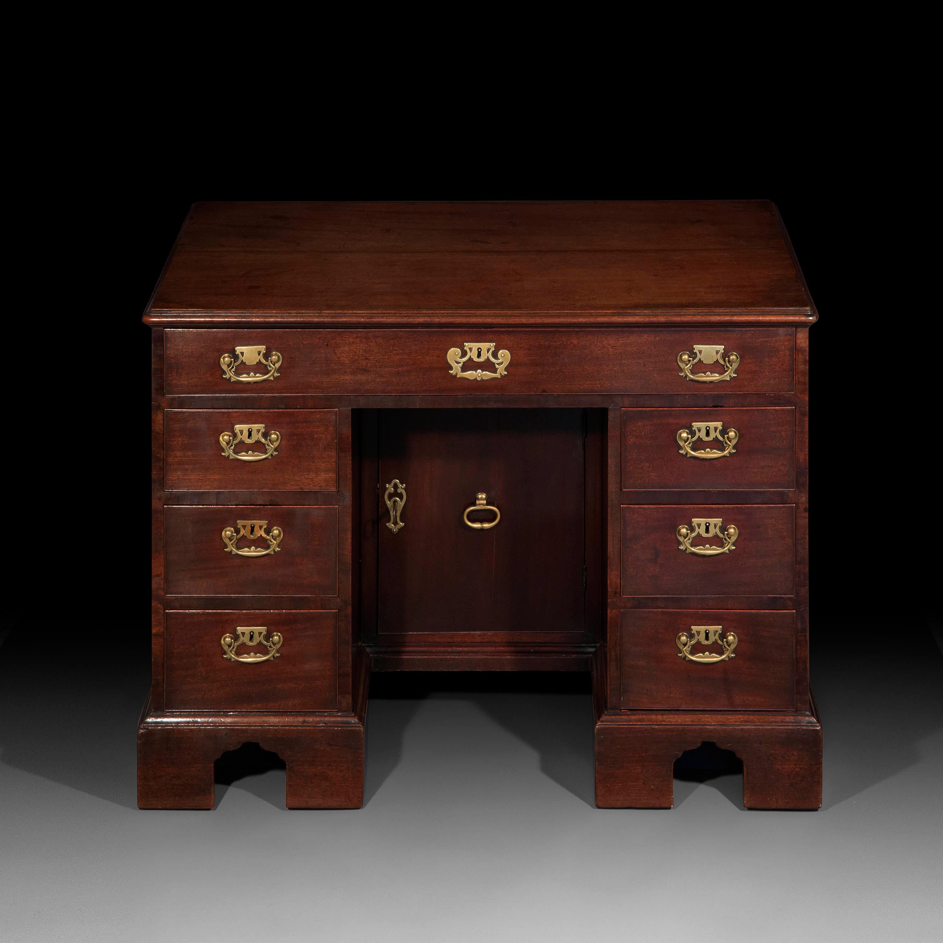 Una scrivania a ginocchio di epoca Giorgio II di qualità superba. Ottime proporzioni, colore e patinatura. Piedi grandi, sta in piedi con orgoglio. Inghilterra, circa 1750. Un modello molto ambito e ricercato. Pronto per essere posizionato e