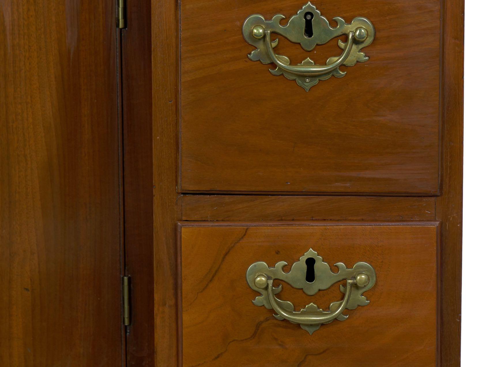 George II Mahogany Kneehole Dressing Table Desk, England, circa 1750 2