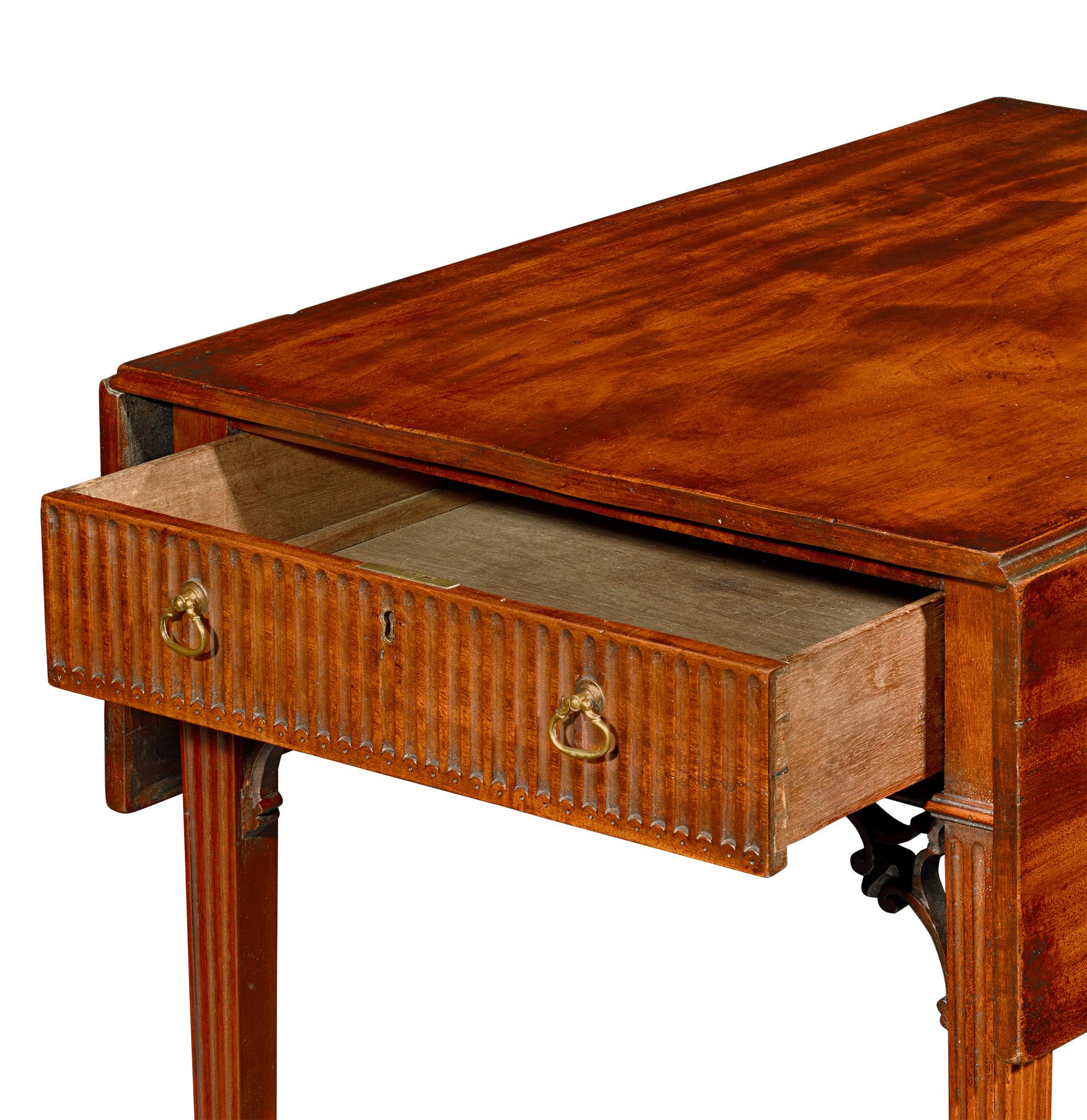 George II Mahogany Pembroke Table by Thomas Chippendale In Excellent Condition For Sale In New Orleans, LA