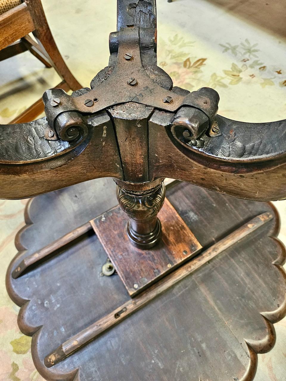 George II Mahogany Piecrust Tilt Top Table In Good Condition For Sale In Pasadena, CA