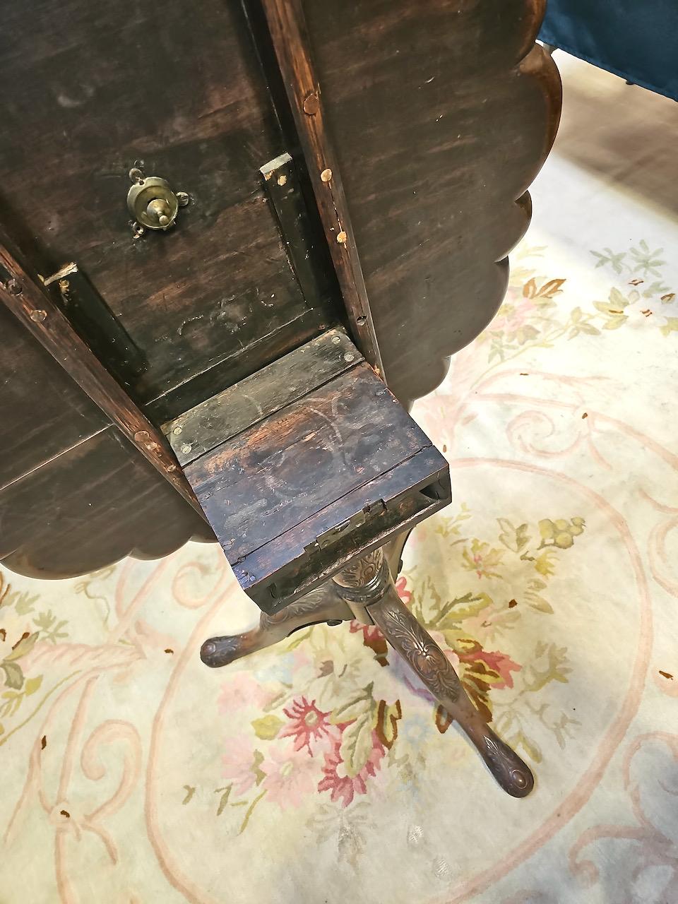 18th Century George II Mahogany Piecrust Tilt Top Table For Sale