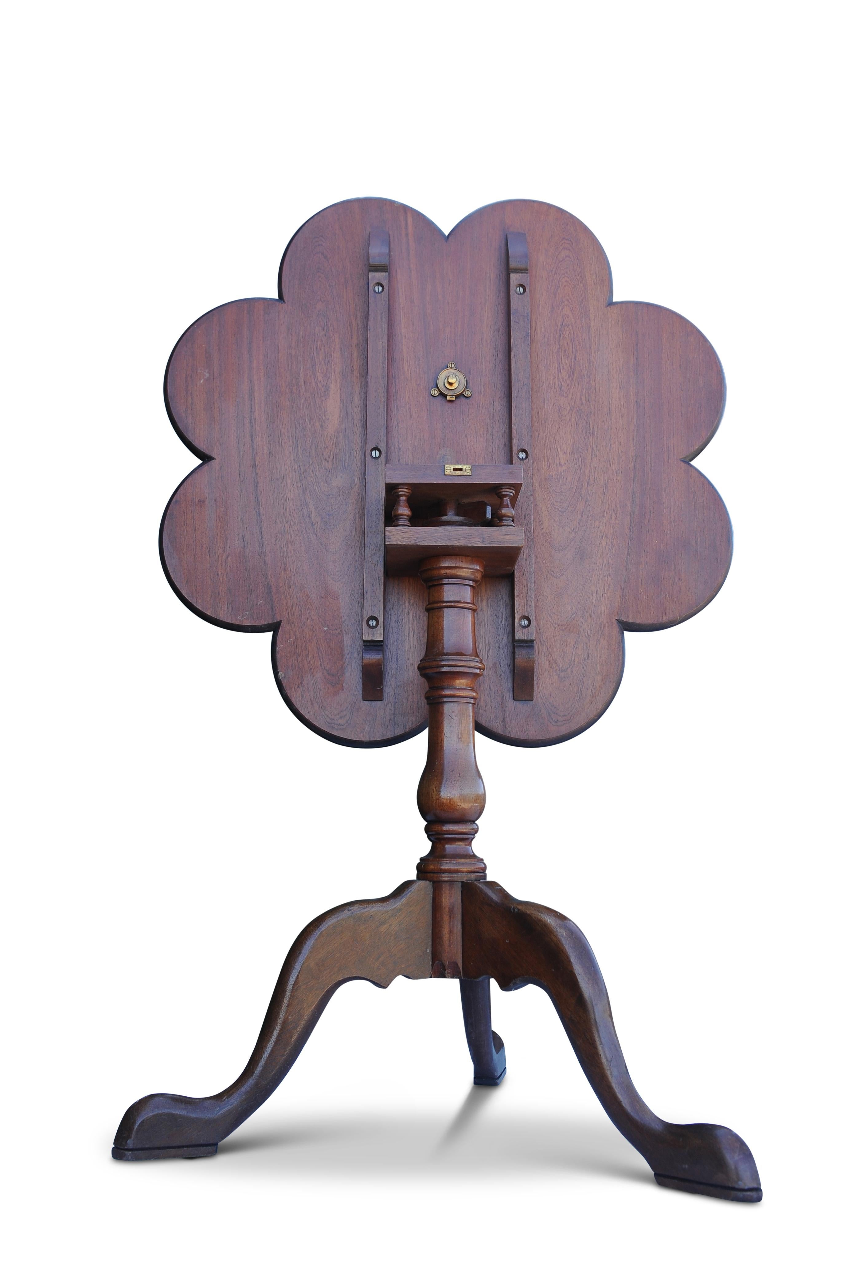 Hand-Crafted George II Mahogany Scalloped Edged Tripod Tilt Top Table On A Birdcage Centre  For Sale