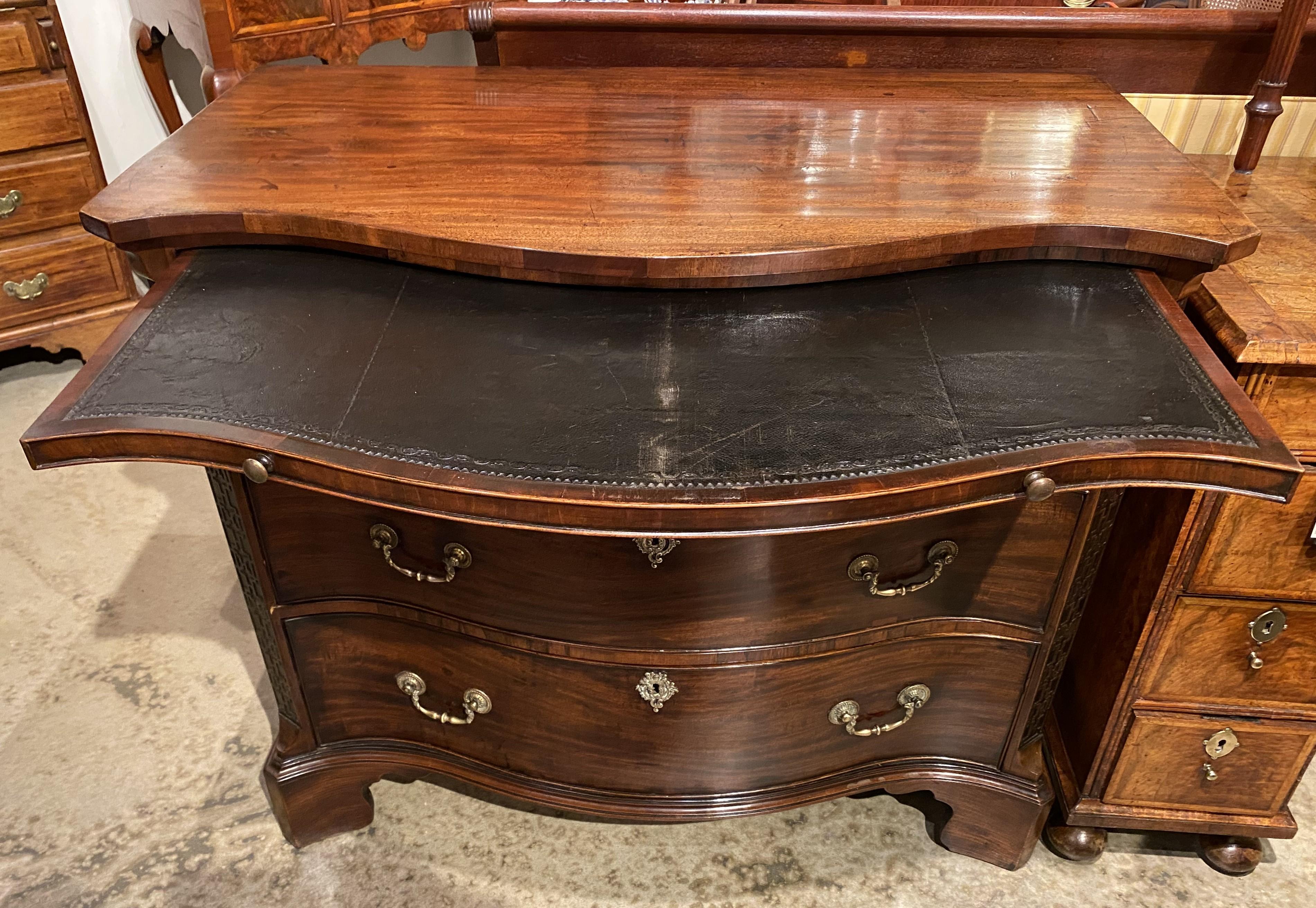Giorgio II Cassettiera a serpentina in mogano George II con slitta a spazzole in vendita