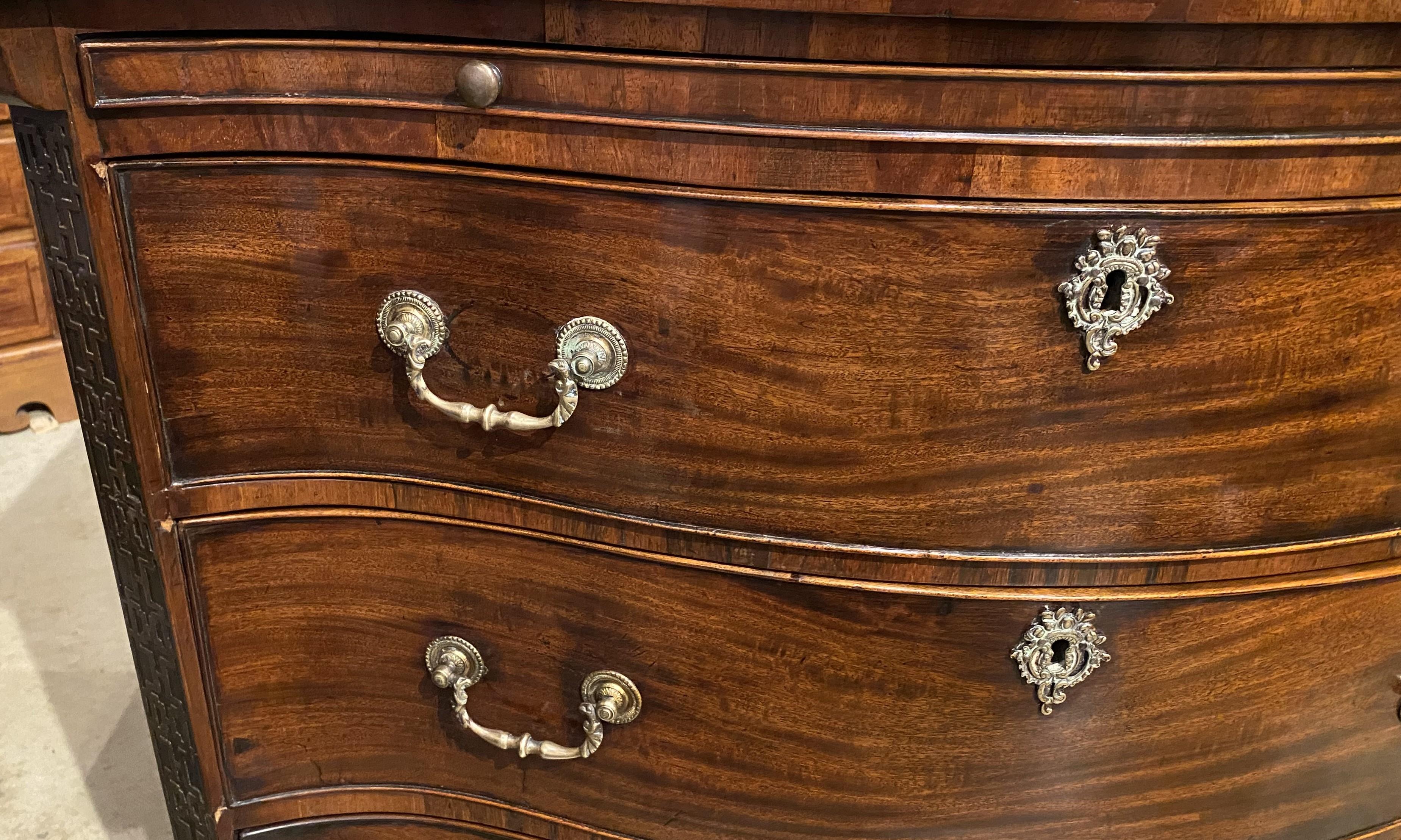 Inglese Cassettiera a serpentina in mogano George II con slitta a spazzole in vendita
