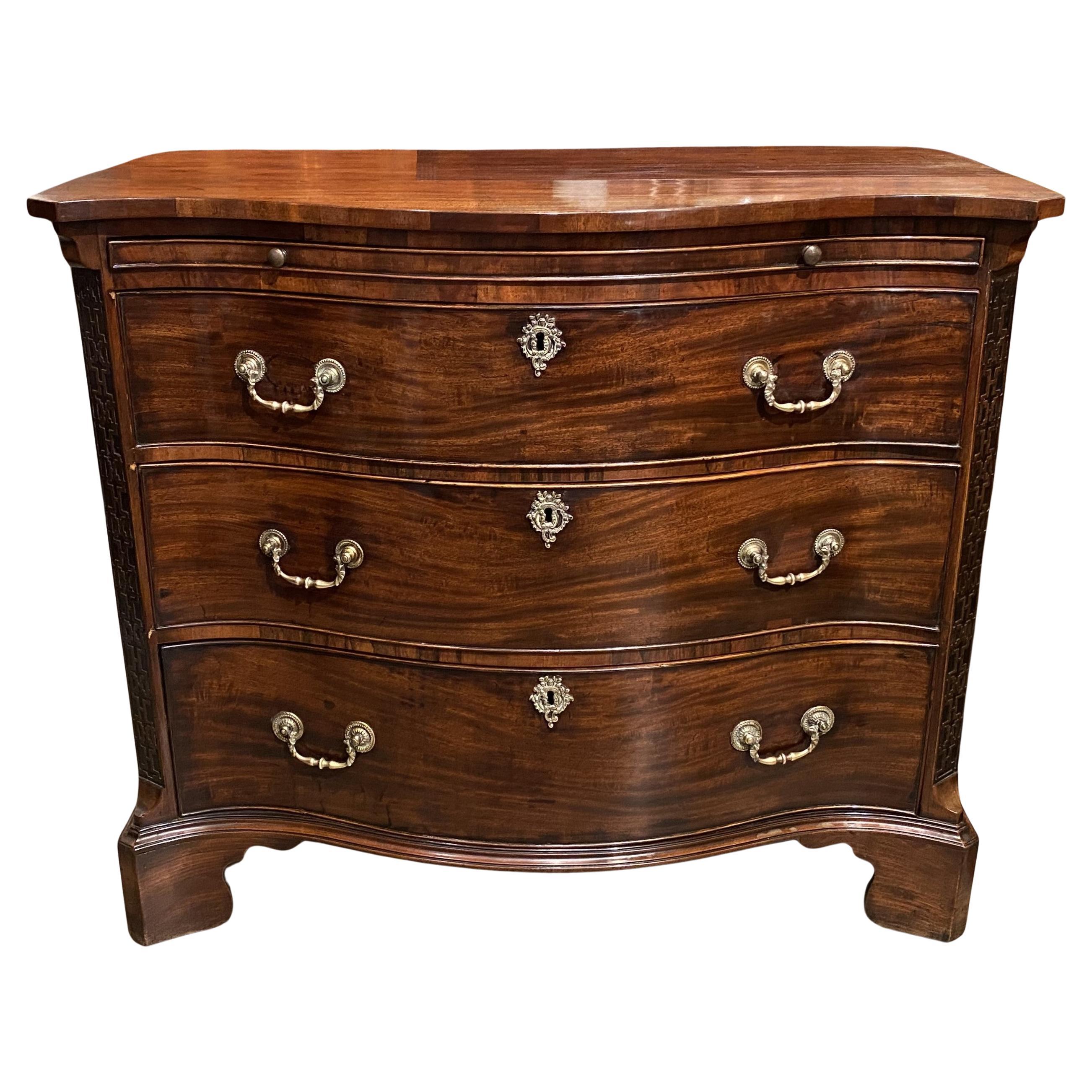 Cassettiera a serpentina in mogano George II con slitta a spazzole