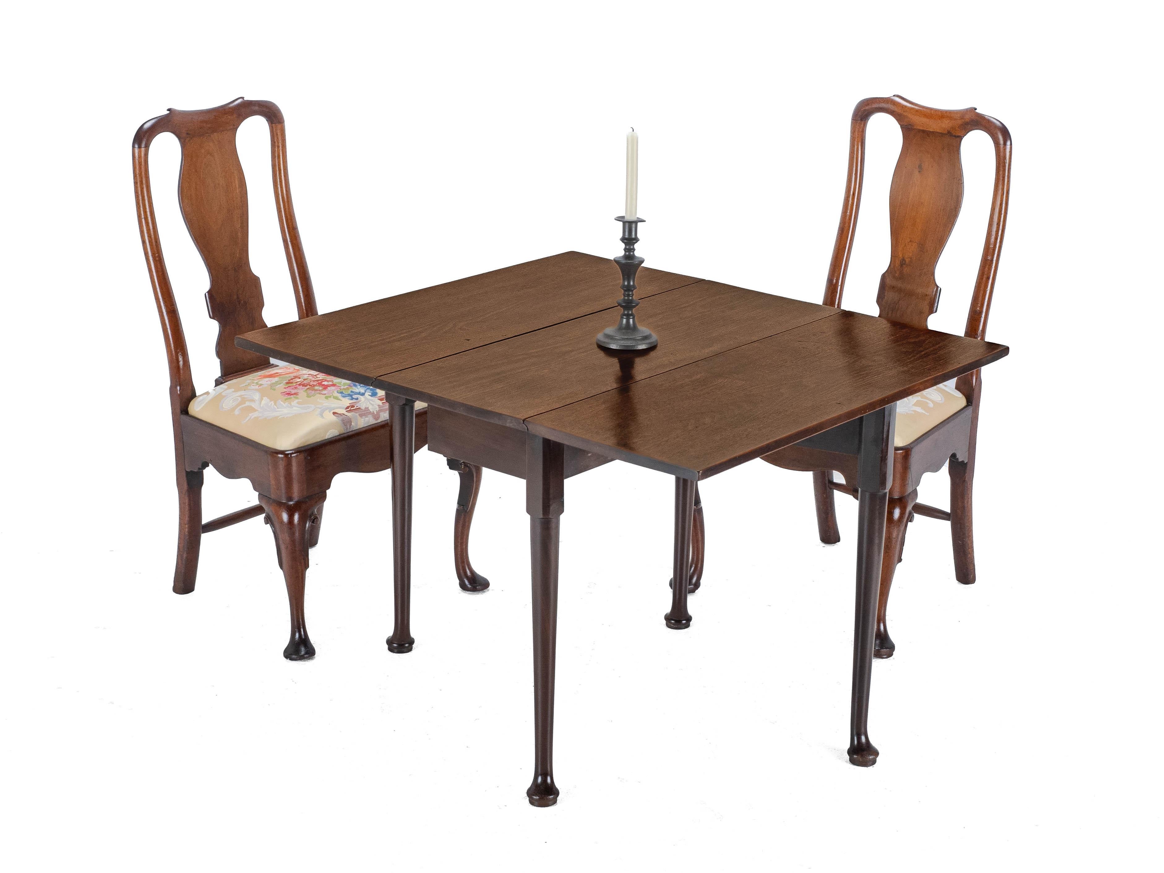 Kleiner Mahagoni-Esstisch mit klappbaren Klappfüßen aus der George-II-Periode, um 1740 (Georgianische Seite) (George II.) im Angebot