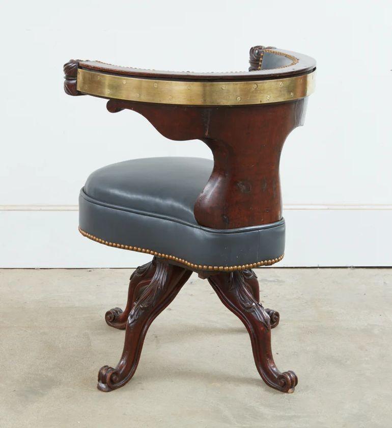 Sculpté à la main Chaise de lecture pivotante George II en acajou en vente